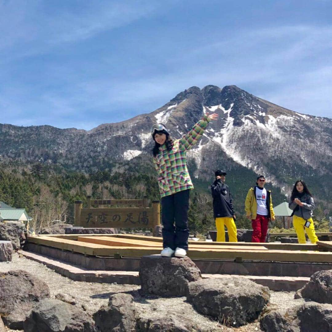 石原夕里朱のインスタグラム：「Snowboard♡﻿ ﻿ 今シーズン最初で最後の#スノボ 🏂﻿ ﻿ 去年上達したと思ったらまた1年滑らない間に﻿ ﻿ 初心者に戻ってた😂💦﻿ ﻿ 最初はどうなるかと思ったけど、﻿ ﻿ また滑れるようになって良かった☺️💕﻿ ﻿ 来シーズンはたくさん行きたいなぁ⛄❄﻿ ﻿ 楽しかった🎶﻿ ﻿ #Gunma #marunuma #travel #ri_travel #snowboard #gw #photogenic #genic_japan #instagunma #instagood #photooftheday #instadiary #旅行 #りぃ旅 #タビジョ #群馬 #りぃ旅群馬 #丸沼高原 #スキー場 #天空の足湯 #ゴールデンウィーク #🏂 #❄️」