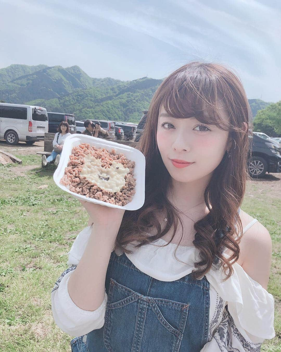 寺坂真里奈のインスタグラム：「⑅ ⑅ 前回の投稿の問題の正解は《牧場》でした🍼 ⑅ 角度的に左のおめめが見えにくいけど..🥺 ダッフィーのお弁当つくったつもり🧸💕 ⑅」