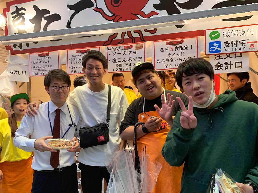 池田真一のインスタグラム：「たこ焼きブ  ネイビーズアフロ来てくれました！  後、10食ぐらいです！  食べに来て下さい！」