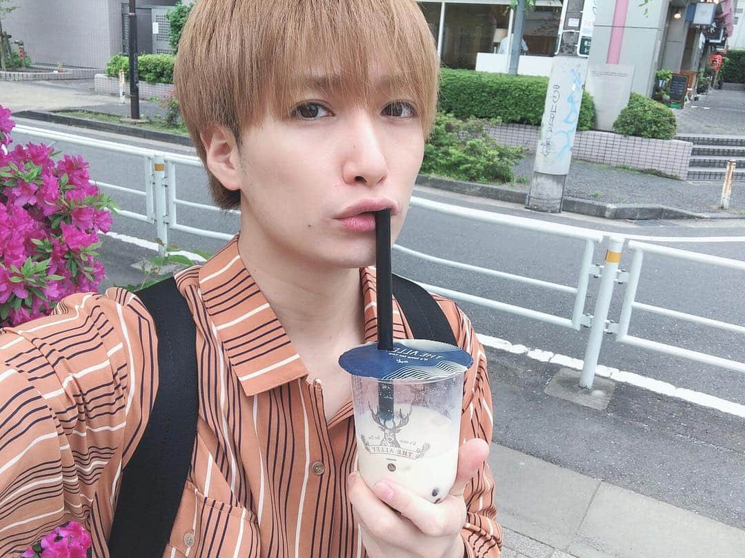 のインスタグラム：「.﻿ 🌿🦌🥤﻿ ﻿ THE ALLEY《ジ アレイ》で﻿ 鉄観音タピオカミルクティー🥛﻿ ﻿ 今日は天気が良かった☺️✨﻿ 高校の同級生と﻿ 京都からの友達と一緒に﻿ ランチしてタピオカ買って﻿ 公園でのんびりしました⛲️🌳﻿ 2.3年ぶりに会えて嬉しかった💭﻿ ﻿ みなさんのGWが﻿ 充実したものに﻿ なっていますように💓﻿ ﻿ 次は5/11に名古屋で﻿ イベントに出演します🎤﻿ 東海地方の方、﻿ 遊びにきてくれたら嬉しいです☺️💭﻿ ﻿ #タピオカ #東京 #Tokyo﻿」
