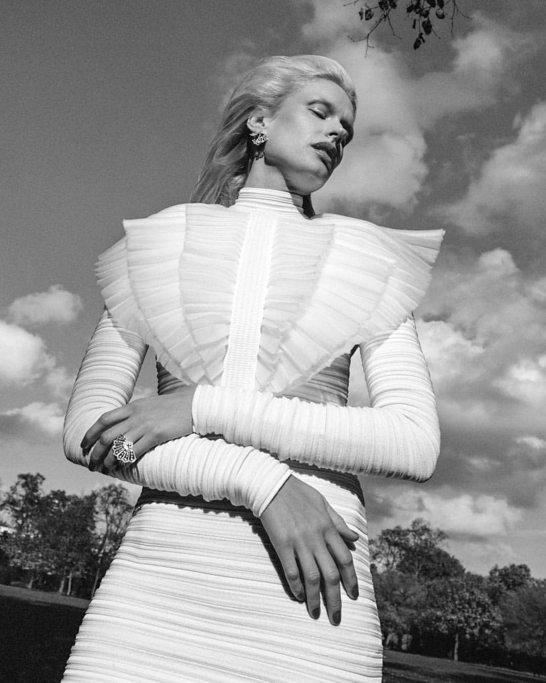 バルマンさんのインスタグラム写真 - (バルマンInstagram)「NOIR ET BLANC @femkelakenman spotted in @tatler_russia wearing the #BALMAINSS19 Short Pleated Dress styled by @sorenatik and photographed by @louiebanksshoots」5月6日 18時34分 - balmain