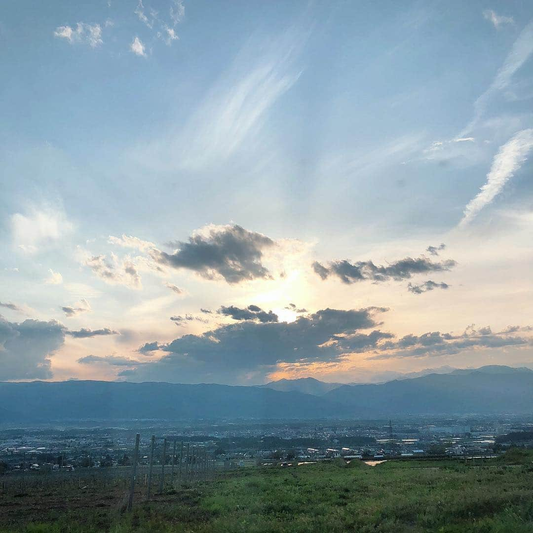 池田泉さんのインスタグラム写真 - (池田泉Instagram)「﻿ ﻿ 今日の空。﻿ ﻿ 10日間のGWは本当に沢山の方がお店に来てくださいました。胸がいっぱいです。﻿ 昨日、島根県から6時間かけて来てくれたご夫婦からいただいたメッセージにじーんときています。﻿ ﻿ ﻿ "SNS社会でボタン１つでなんでも買える時代ですけど、お店に足運んで試着させてもらって、服の生地の感じや合わせ方など直接聞かせてもらえて、、頑張って運転して行って良かったねって２人で話してます。"﻿ ﻿ ﻿ …お店やってよかったなぁ。と強く思った瞬間でした。大事にしたいものをまた再確認させられた気がします。﻿ これからもいい物を、いいお店を、追求していきたいと思います！﻿ ﻿ 本当に本当にありがとう。。。❤︎﻿ ﻿ ﻿ ﻿」5月6日 18時34分 - xxizumi123xx