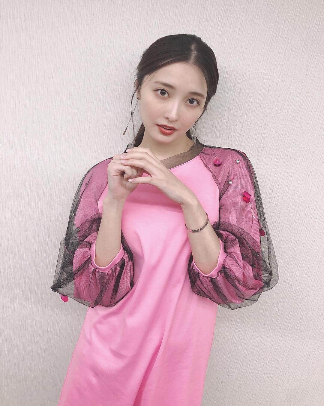 大石絵理のインスタグラム：「陸海空で着たワンピースの袖がかわいくてね💕👗🥰 女子10人のサバイバル生活がどんどん生々しく面白くなってきてるよ🤫見てねん❤︎ #陸海空」