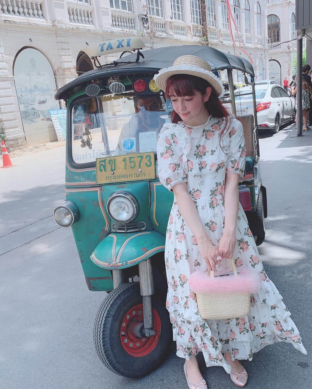 青木美沙子さんのインスタグラム写真 - (青木美沙子Instagram)「タイといえば、、、、 運転手さんとパチリ💓 ワンピースは、ピンクハウスさん💓 #バンコク旅」5月6日 18時36分 - misakoaoki
