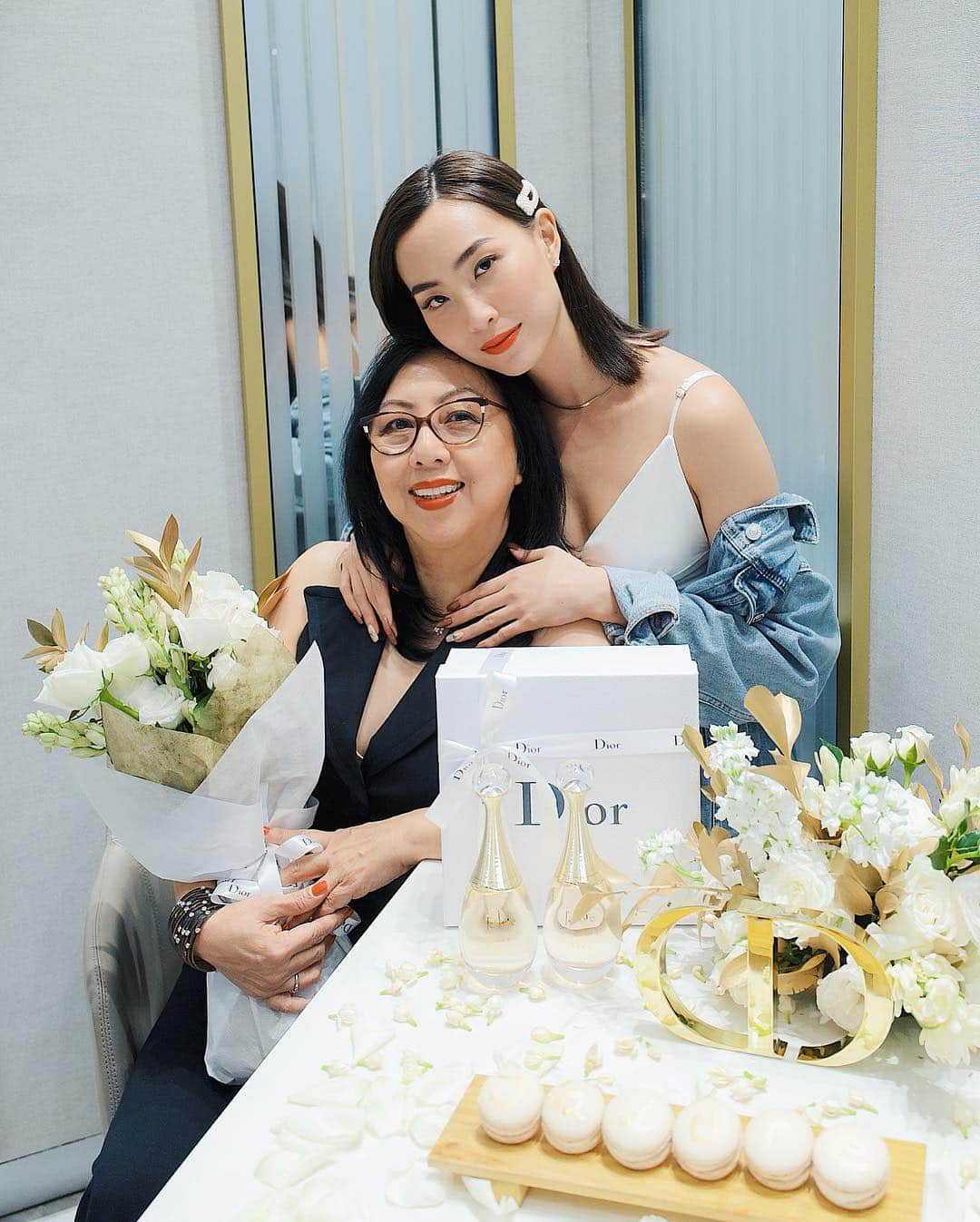 ソニアのインスタグラム：「I’m very embarrassed to say this but... my momma and I have never baked together before 🤣Believe it or not, we made a few trays of macarons together!(don’t worry, @bakersbrewstudio is still in once piece 🤪) . Thank you @Dior for planning this private session for us and for all the beautiful treats in celebration of Mother’s Day🌷J’adore is my mom’s fave scent of all time too! More in my stories! @diorparfums #DiorParfums #Jadore #ShineOnWithJadore PC: @nicolequek」