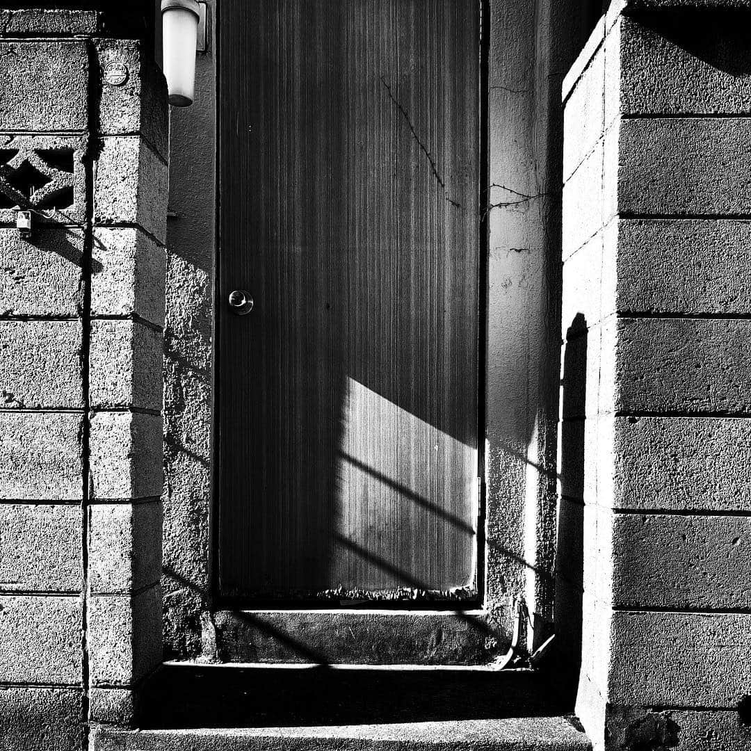 naotakeのインスタグラム：「ドア - A door / iPhone XR + Snapseed, 20190507 . . 新入社員を囲んでの昼食。しばしギョウザの話題で盛り上がる。餃子が食べたい口になる。 . . #royalsnappingartists #infamous_family #rsa_main #infinity_photo_cult #2_fineart #jp_gallery #jp_gallery_bnw #trb_bnw #wp_bnw  #bnw_life #bnwlife_member #bnw_life_shots #bnw_captures #world_bnw #top_bnw #team_jp_ #team_jp_モノクロ #ig_energy_bw #ig_nihon #streetphotographybnw #igersjp #blackandwhite #bnw #bnwphoto #monochrome #bw #bnwphotography #ShotOniPhone #shotoniphoneXR」