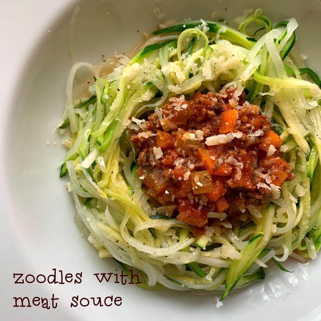 のインスタグラム：「連休最後はライトなzoodlesランチ♬ ・ ・ 気づいたら最終日…体も少しライトな食事を求めてる！！ そんな時の我が家の定番はzoodles^_^ 野菜で作るベジパスタです✨ 生で食べる人や炒める人、色々いるけれど、我が家は軽くウォータースチームしてよりパスタに近い状況を再現✨ これ、本当にオススメですよ^_^ ・ ・ 合わせたのは、ローマのマンマ直伝のミートソース✨ 誰もが絶賛してくれる本場の味^_^ こちら2品とも今月レッスンレシピです❤️ 一緒に作りましょう^_^ @salonsimpure  サロン リンク先より詳細お申込みお願いします^_^ ・ ・ さあ、これから1週間分のお弁当おかずストック作りまーす✨ そんなGW締めもなかなか好き❤️ #zoodles #italianfood  #ベジパスタ #ミートソース #gw最終日 #ナチュラルビューティーアドバイザー #中島真知子」