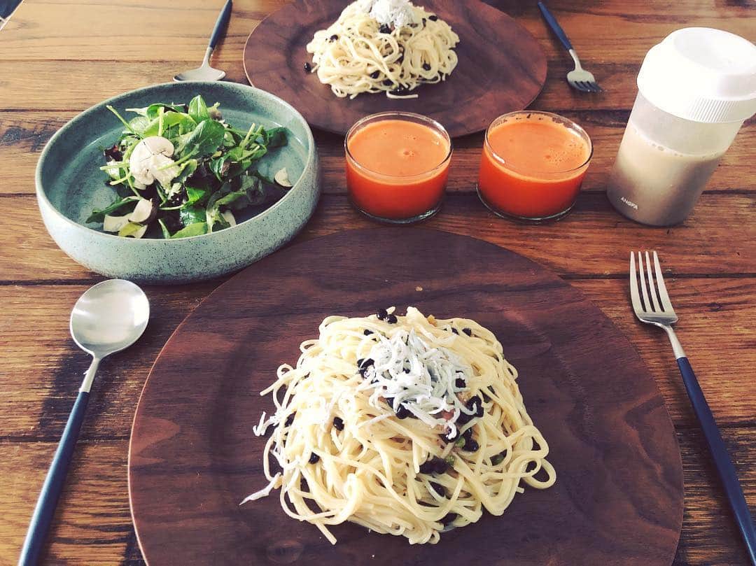 のインスタグラム：「ㅤㅤㅤ ㅤㅤㅤ 困った時のグルテンフリーパスタ😂 簡単すぎてパスタの茹で時間のみでできる笑 ㅤㅤㅤ サラダはもちろん #うさぎ農園 の 玉ねぎドレッシングのみだお、最高だお🤤」