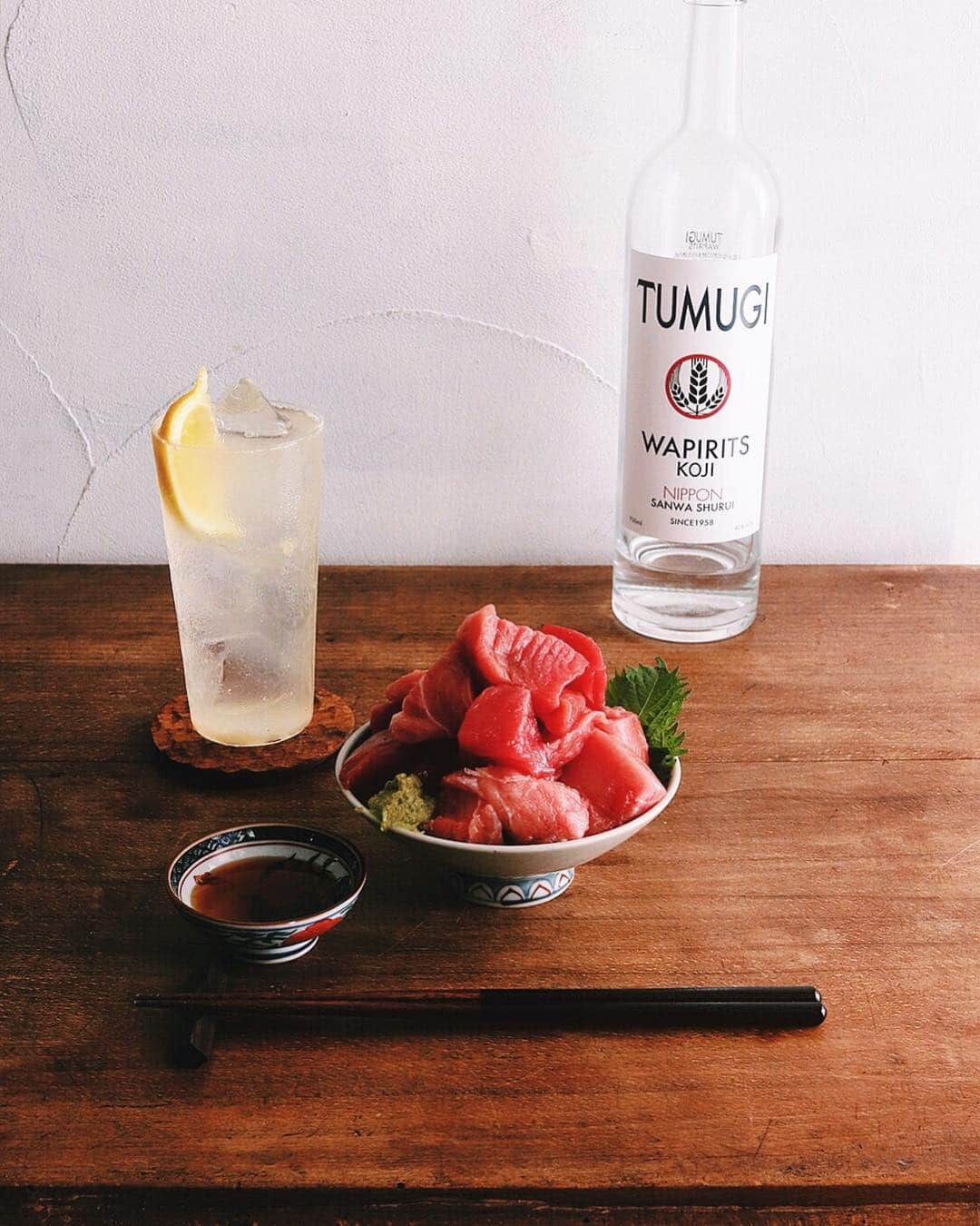 のインスタグラム：「Maguro butsu . 大型連休最終日は マグロぶつ盛りと、 麹レモンサワーで おいしく打ち上げ。 @wapirits.tumugi . . . #マグロぶつ #まぐろ #マグロ #本鮪 #本マグロ #maguro #tuna #TUMUGI #wapiritsTUMUGI #wapirits #Kojisour #麹 #三和酒類 #ミクソロジー #スピリッツ #和ピリッツ #カクテル #大分県 #宇佐 #Mixologyart #madeinjapan #mixology #cocktail #mixologyst #madeincocktails #craftcocktails」