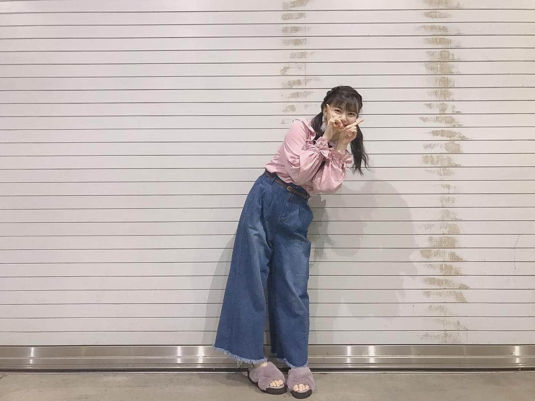角ゆりあのインスタグラム：「♥♥♥ . . . blouse→Ank Rouge jeans→？？ belt→NICE CLAUP shoes→OLIVE des OLIVE earring→flor lonlon #ootd #fashion」