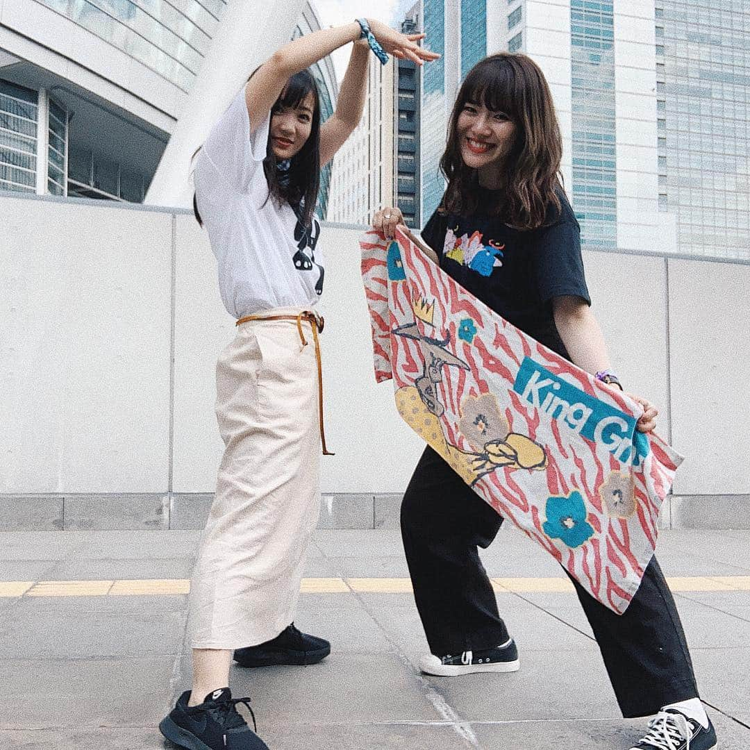 かほこ。さんのインスタグラム写真 - (かほこ。Instagram)「ㅤㅤㅤㅤㅤㅤㅤㅤㅤㅤㅤㅤㅤ ㅤㅤㅤㅤㅤㅤㅤㅤㅤㅤㅤㅤㅤ VIVA LA ROCK 2019 4,5日の2日間行ってきました！ ㅤㅤㅤㅤㅤㅤㅤㅤㅤㅤㅤㅤㅤ 4日はおいもちゃん（ @___oimo30 ） と❤︎ ほぼ初めまして状態だったけど めちゃめちゃ楽しかったなー！ ㅤㅤㅤㅤㅤㅤㅤㅤㅤㅤㅤㅤㅤ 聴きたいバンドが多すぎて、 すごい大変で充実した1日だった〜 ネバヤン、YAJICO GIRL、King Gnu、 FIVE NEW OLD、TENDRE、 ANTHEMS、TENDOUJI、Suchmos、 髭男、アジカンを無事に観れました！ ㅤㅤㅤㅤㅤㅤㅤㅤㅤㅤㅤㅤㅤ King Gnu今回もばちばちにかっこよくて 「かっこいい〜！」って何度も心の声漏れた、、 常田さんと井口さんが頻繁にお互いのこと見合ってるの とてもとてもたまらなかったです。 セトリが神すぎてもっと金払えるわ、ってなりました ㅤㅤㅤㅤㅤㅤㅤㅤㅤㅤㅤㅤㅤ FIVE NEW OLDからのTENDREも 最高の流れでした。 TENDRE、sold outとか規制とかで ずっと観れてなかったからやっと！ 新曲めちゃ良かった🙆🏻‍♀️💕 ㅤㅤㅤㅤㅤㅤㅤㅤㅤㅤㅤㅤㅤ ANTHEMS今年初めて観たけど豪華〜 ORIGINAL LOVEの田島さん出てきたときに、 接吻好きだけどみんなカバーだから歌わないかな、 って思ってたらまさかの歌ってくれて酔いしれた。 そんで常田さんと井口さんのDragon Ash。 拡声器でラップ歌うんかっこよすぎんか ㅤㅤㅤㅤㅤㅤㅤㅤㅤㅤㅤㅤㅤ Suchmosと時間被ってたからすぐ移動できるように TENDOUJI後ろの方で観てたけど前行きたかった 横アリぶりのSuchmosは相変わらずかっこよくて、 HSUさんおかえりなさい。 みんなサングラスしてないの珍しかった。 セトリ良かったね〜〜〜〜 浜スタも楽しみ！ ㅤㅤㅤㅤㅤㅤㅤㅤㅤㅤㅤㅤㅤ 髭男は、楽しさで言ったらこの日１番だった！ 最初から最後まで踊る感じ最高。汗かきまくり。 一体感すごくて楽しかった〜！ 初めてホーン隊がいる構成で観た！ ㅤㅤㅤㅤㅤㅤㅤㅤㅤㅤㅤㅤㅤ 長くなるわこれ、ここまで読まんよね（笑） おいもちゃん１日ほんとにありがと❤︎ あああ最高に楽しい１日だった！ ㅤㅤㅤㅤㅤㅤㅤㅤㅤㅤㅤㅤㅤ #vivalarock #ビバラ #neveryoungbeach #yajicogirl #kinggnu #fivenewold #tendre #vivalajrockanthems #tendouji #suchmos #official髭男dism #asiankungfugeneration」5月6日 18時53分 - xxokohakxx