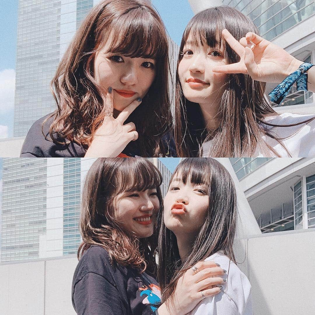 かほこ。さんのインスタグラム写真 - (かほこ。Instagram)「ㅤㅤㅤㅤㅤㅤㅤㅤㅤㅤㅤㅤㅤ ㅤㅤㅤㅤㅤㅤㅤㅤㅤㅤㅤㅤㅤ VIVA LA ROCK 2019 4,5日の2日間行ってきました！ ㅤㅤㅤㅤㅤㅤㅤㅤㅤㅤㅤㅤㅤ 4日はおいもちゃん（ @___oimo30 ） と❤︎ ほぼ初めまして状態だったけど めちゃめちゃ楽しかったなー！ ㅤㅤㅤㅤㅤㅤㅤㅤㅤㅤㅤㅤㅤ 聴きたいバンドが多すぎて、 すごい大変で充実した1日だった〜 ネバヤン、YAJICO GIRL、King Gnu、 FIVE NEW OLD、TENDRE、 ANTHEMS、TENDOUJI、Suchmos、 髭男、アジカンを無事に観れました！ ㅤㅤㅤㅤㅤㅤㅤㅤㅤㅤㅤㅤㅤ King Gnu今回もばちばちにかっこよくて 「かっこいい〜！」って何度も心の声漏れた、、 常田さんと井口さんが頻繁にお互いのこと見合ってるの とてもとてもたまらなかったです。 セトリが神すぎてもっと金払えるわ、ってなりました ㅤㅤㅤㅤㅤㅤㅤㅤㅤㅤㅤㅤㅤ FIVE NEW OLDからのTENDREも 最高の流れでした。 TENDRE、sold outとか規制とかで ずっと観れてなかったからやっと！ 新曲めちゃ良かった🙆🏻‍♀️💕 ㅤㅤㅤㅤㅤㅤㅤㅤㅤㅤㅤㅤㅤ ANTHEMS今年初めて観たけど豪華〜 ORIGINAL LOVEの田島さん出てきたときに、 接吻好きだけどみんなカバーだから歌わないかな、 って思ってたらまさかの歌ってくれて酔いしれた。 そんで常田さんと井口さんのDragon Ash。 拡声器でラップ歌うんかっこよすぎんか ㅤㅤㅤㅤㅤㅤㅤㅤㅤㅤㅤㅤㅤ Suchmosと時間被ってたからすぐ移動できるように TENDOUJI後ろの方で観てたけど前行きたかった 横アリぶりのSuchmosは相変わらずかっこよくて、 HSUさんおかえりなさい。 みんなサングラスしてないの珍しかった。 セトリ良かったね〜〜〜〜 浜スタも楽しみ！ ㅤㅤㅤㅤㅤㅤㅤㅤㅤㅤㅤㅤㅤ 髭男は、楽しさで言ったらこの日１番だった！ 最初から最後まで踊る感じ最高。汗かきまくり。 一体感すごくて楽しかった〜！ 初めてホーン隊がいる構成で観た！ ㅤㅤㅤㅤㅤㅤㅤㅤㅤㅤㅤㅤㅤ 長くなるわこれ、ここまで読まんよね（笑） おいもちゃん１日ほんとにありがと❤︎ あああ最高に楽しい１日だった！ ㅤㅤㅤㅤㅤㅤㅤㅤㅤㅤㅤㅤㅤ #vivalarock #ビバラ #neveryoungbeach #yajicogirl #kinggnu #fivenewold #tendre #vivalajrockanthems #tendouji #suchmos #official髭男dism #asiankungfugeneration」5月6日 18時53分 - xxokohakxx