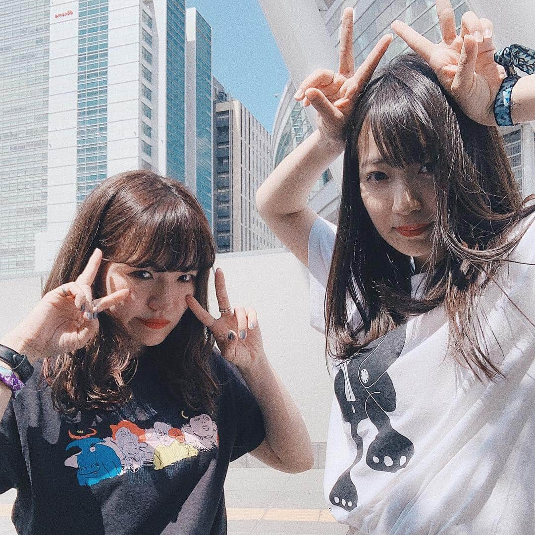 かほこ。さんのインスタグラム写真 - (かほこ。Instagram)「ㅤㅤㅤㅤㅤㅤㅤㅤㅤㅤㅤㅤㅤ ㅤㅤㅤㅤㅤㅤㅤㅤㅤㅤㅤㅤㅤ VIVA LA ROCK 2019 4,5日の2日間行ってきました！ ㅤㅤㅤㅤㅤㅤㅤㅤㅤㅤㅤㅤㅤ 4日はおいもちゃん（ @___oimo30 ） と❤︎ ほぼ初めまして状態だったけど めちゃめちゃ楽しかったなー！ ㅤㅤㅤㅤㅤㅤㅤㅤㅤㅤㅤㅤㅤ 聴きたいバンドが多すぎて、 すごい大変で充実した1日だった〜 ネバヤン、YAJICO GIRL、King Gnu、 FIVE NEW OLD、TENDRE、 ANTHEMS、TENDOUJI、Suchmos、 髭男、アジカンを無事に観れました！ ㅤㅤㅤㅤㅤㅤㅤㅤㅤㅤㅤㅤㅤ King Gnu今回もばちばちにかっこよくて 「かっこいい〜！」って何度も心の声漏れた、、 常田さんと井口さんが頻繁にお互いのこと見合ってるの とてもとてもたまらなかったです。 セトリが神すぎてもっと金払えるわ、ってなりました ㅤㅤㅤㅤㅤㅤㅤㅤㅤㅤㅤㅤㅤ FIVE NEW OLDからのTENDREも 最高の流れでした。 TENDRE、sold outとか規制とかで ずっと観れてなかったからやっと！ 新曲めちゃ良かった🙆🏻‍♀️💕 ㅤㅤㅤㅤㅤㅤㅤㅤㅤㅤㅤㅤㅤ ANTHEMS今年初めて観たけど豪華〜 ORIGINAL LOVEの田島さん出てきたときに、 接吻好きだけどみんなカバーだから歌わないかな、 って思ってたらまさかの歌ってくれて酔いしれた。 そんで常田さんと井口さんのDragon Ash。 拡声器でラップ歌うんかっこよすぎんか ㅤㅤㅤㅤㅤㅤㅤㅤㅤㅤㅤㅤㅤ Suchmosと時間被ってたからすぐ移動できるように TENDOUJI後ろの方で観てたけど前行きたかった 横アリぶりのSuchmosは相変わらずかっこよくて、 HSUさんおかえりなさい。 みんなサングラスしてないの珍しかった。 セトリ良かったね〜〜〜〜 浜スタも楽しみ！ ㅤㅤㅤㅤㅤㅤㅤㅤㅤㅤㅤㅤㅤ 髭男は、楽しさで言ったらこの日１番だった！ 最初から最後まで踊る感じ最高。汗かきまくり。 一体感すごくて楽しかった〜！ 初めてホーン隊がいる構成で観た！ ㅤㅤㅤㅤㅤㅤㅤㅤㅤㅤㅤㅤㅤ 長くなるわこれ、ここまで読まんよね（笑） おいもちゃん１日ほんとにありがと❤︎ あああ最高に楽しい１日だった！ ㅤㅤㅤㅤㅤㅤㅤㅤㅤㅤㅤㅤㅤ #vivalarock #ビバラ #neveryoungbeach #yajicogirl #kinggnu #fivenewold #tendre #vivalajrockanthems #tendouji #suchmos #official髭男dism #asiankungfugeneration」5月6日 18時53分 - xxokohakxx