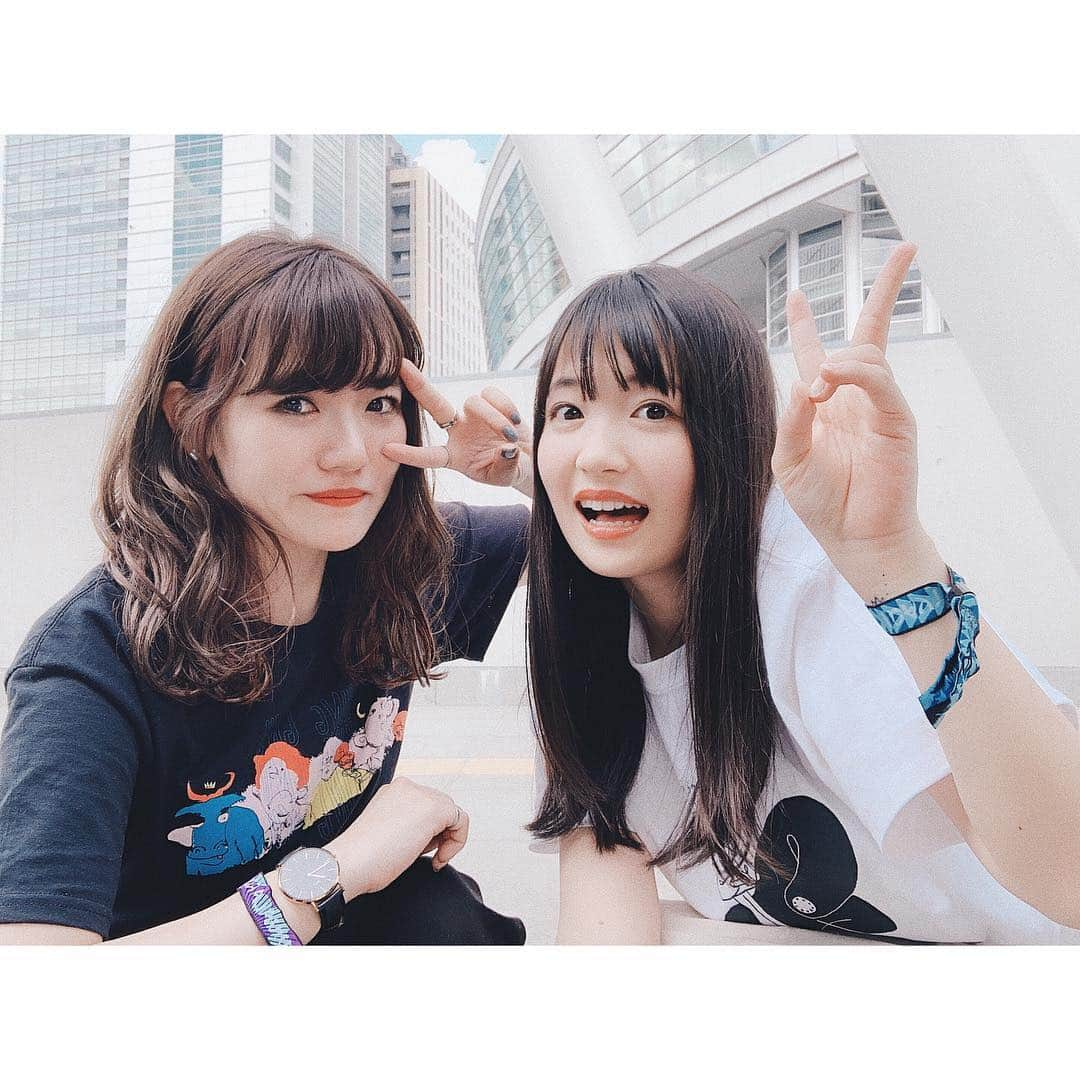 かほこ。さんのインスタグラム写真 - (かほこ。Instagram)「ㅤㅤㅤㅤㅤㅤㅤㅤㅤㅤㅤㅤㅤ ㅤㅤㅤㅤㅤㅤㅤㅤㅤㅤㅤㅤㅤ VIVA LA ROCK 2019 4,5日の2日間行ってきました！ ㅤㅤㅤㅤㅤㅤㅤㅤㅤㅤㅤㅤㅤ 4日はおいもちゃん（ @___oimo30 ） と❤︎ ほぼ初めまして状態だったけど めちゃめちゃ楽しかったなー！ ㅤㅤㅤㅤㅤㅤㅤㅤㅤㅤㅤㅤㅤ 聴きたいバンドが多すぎて、 すごい大変で充実した1日だった〜 ネバヤン、YAJICO GIRL、King Gnu、 FIVE NEW OLD、TENDRE、 ANTHEMS、TENDOUJI、Suchmos、 髭男、アジカンを無事に観れました！ ㅤㅤㅤㅤㅤㅤㅤㅤㅤㅤㅤㅤㅤ King Gnu今回もばちばちにかっこよくて 「かっこいい〜！」って何度も心の声漏れた、、 常田さんと井口さんが頻繁にお互いのこと見合ってるの とてもとてもたまらなかったです。 セトリが神すぎてもっと金払えるわ、ってなりました ㅤㅤㅤㅤㅤㅤㅤㅤㅤㅤㅤㅤㅤ FIVE NEW OLDからのTENDREも 最高の流れでした。 TENDRE、sold outとか規制とかで ずっと観れてなかったからやっと！ 新曲めちゃ良かった🙆🏻‍♀️💕 ㅤㅤㅤㅤㅤㅤㅤㅤㅤㅤㅤㅤㅤ ANTHEMS今年初めて観たけど豪華〜 ORIGINAL LOVEの田島さん出てきたときに、 接吻好きだけどみんなカバーだから歌わないかな、 って思ってたらまさかの歌ってくれて酔いしれた。 そんで常田さんと井口さんのDragon Ash。 拡声器でラップ歌うんかっこよすぎんか ㅤㅤㅤㅤㅤㅤㅤㅤㅤㅤㅤㅤㅤ Suchmosと時間被ってたからすぐ移動できるように TENDOUJI後ろの方で観てたけど前行きたかった 横アリぶりのSuchmosは相変わらずかっこよくて、 HSUさんおかえりなさい。 みんなサングラスしてないの珍しかった。 セトリ良かったね〜〜〜〜 浜スタも楽しみ！ ㅤㅤㅤㅤㅤㅤㅤㅤㅤㅤㅤㅤㅤ 髭男は、楽しさで言ったらこの日１番だった！ 最初から最後まで踊る感じ最高。汗かきまくり。 一体感すごくて楽しかった〜！ 初めてホーン隊がいる構成で観た！ ㅤㅤㅤㅤㅤㅤㅤㅤㅤㅤㅤㅤㅤ 長くなるわこれ、ここまで読まんよね（笑） おいもちゃん１日ほんとにありがと❤︎ あああ最高に楽しい１日だった！ ㅤㅤㅤㅤㅤㅤㅤㅤㅤㅤㅤㅤㅤ #vivalarock #ビバラ #neveryoungbeach #yajicogirl #kinggnu #fivenewold #tendre #vivalajrockanthems #tendouji #suchmos #official髭男dism #asiankungfugeneration」5月6日 18時53分 - xxokohakxx