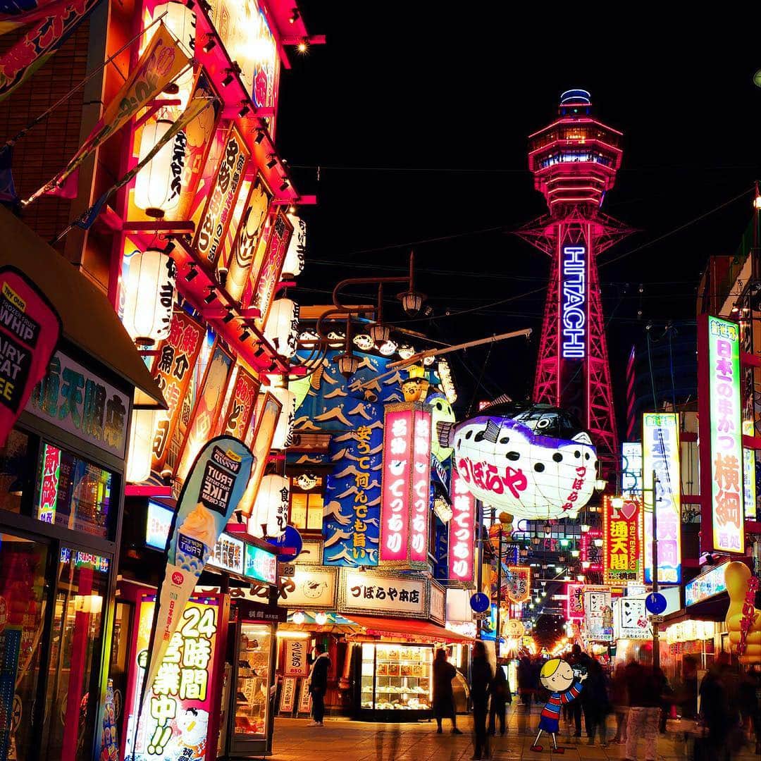 のインスタグラム：「Shinsekai is one of those places you just have to visit when you come to Osaka. . 大阪を代表するショットを撮るなら新世界は外せないで♪ . #Shinsekai #新世界 #withOsakaBob #OSAKA #maido」