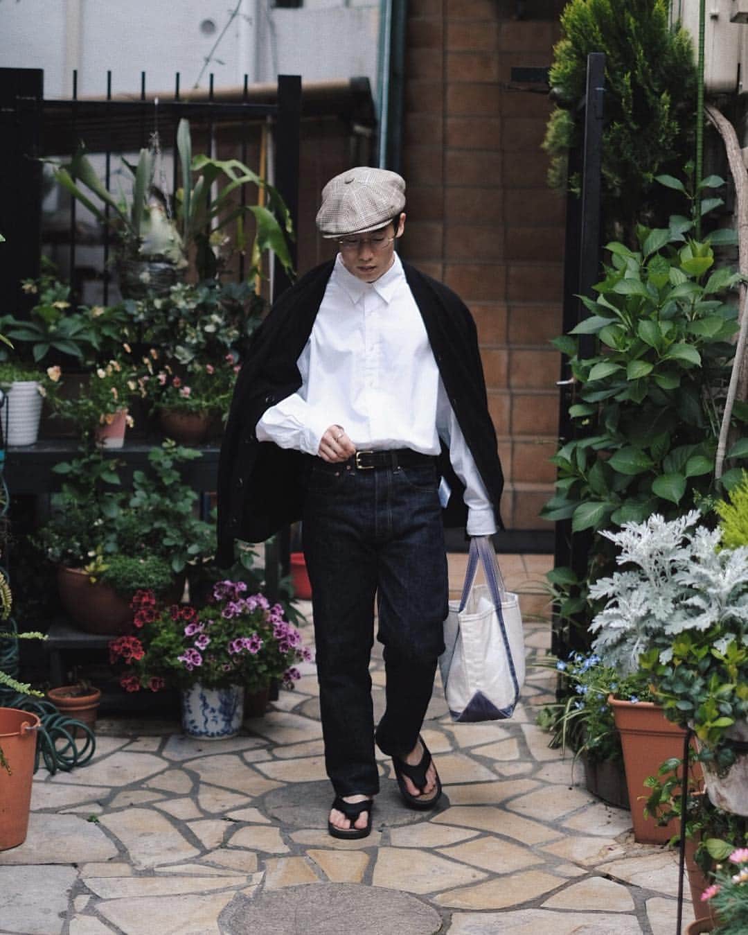 yukiのインスタグラム：「ㅤㅤㅤㅤㅤㅤㅤㅤㅤㅤㅤㅤㅤ 髪の毛伸びきってしゃーないので キャスケットに頼りまくってます #gatsbycap  #buddyoptical  #batoner  #graphpaper  #thomasmason  #lechoppe  #anatomica  #jojo #jojosandal  #llbean #llbeanトート」