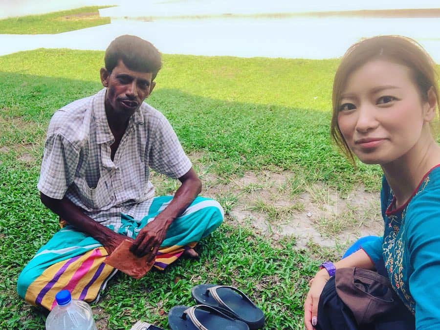彩海のインスタグラム：「. . 52ヶ国目(52nd) Bangladesh; バングラデシュ🇧🇩 . . たった1人で来ちゃいました。 事前調査一切なし。 . . . 来てみて感じて 疑問に思って調べてわかったこと。 🇧🇩9割イスラム教徒 🇧🇩お酒飲めない 🇧🇩まじで人口密度半端ない 🇧🇩街中にツーリスト皆無 🇧🇩街中に女性もほとんどいない 🇧🇩金曜日、土曜日がやすみ 🇧🇩物乞いすごい 🇧🇩これといった観光地がない 🇧🇩宿は高め 🇧🇩空気激悪w 🇧🇩走ってる車の8割トヨタ . . . なかなかパンチのある国です。 “生きる力”を強く感じました。 . 観光することがあまり目的ではない私には、 現地の人々の生活に少し触れられただけで よかったです。 . . バングラデシュに飛び込んでみて 感じて、この国をいろいろ調べていたら、 ある女性の存在を知りました。 . . 山口絵里子さん @eriko.mh . バングラデシュ最後の夜に YouTubeで彼女の昔の情熱大陸を見てしまった私は、 独りで完全にノックアウト。 . . 日本にこんな素晴らしい女性がいたなんて。 ココ、バングラデシュから始めたマザーハウス。 努力の賜物。 . . あまっちょろい自分が恥ずかしくなりました。 . あんなに強く世界で結果を出していく女性になりたい。 . また目指したいと思う女性に出会えた。 . 私が突然この国に来た意味は こんなところにもあったのかも。 . . . 行く場所、見たもの、感じたこと、出会った人。 全てに意味があると思っているので、電波の届かない飛行機の中ではゆっくりとその意味を受け止めて消化しようと思います。 . . . Thank you Bangladesh 🇧🇩 . ありがとう、バングラデシュ！ . . . ※腹痛plus生理痛で滞在中は半分死んでましたがw . . . #バングラデシュ#突き刺さる視線 #ダッカ#バックパッカー#バックパッカー女子 #バックパッカー1人旅 #女子旅#タビジョ#bangladesh #dhaka #worldtravel #travelgram  #山口絵里子さん  #本買おう」