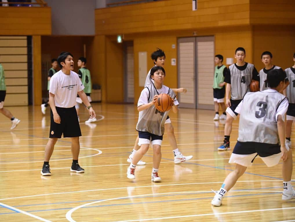 大神雄子さんのインスタグラム写真 - (大神雄子Instagram)「たくさんの学びある長崎でのキャンプ🔥  それは選手だけでなくコーチ陣もみんな感じました😊  今までにないようなキャンプを開催してくださった皆様へ本当に感謝しかありません。  話が少し長くなりますが、、、 このTreasure19 は2日間、九州のジュニアオールスターでもプレーした選手が選抜され行われました。 ただのクリニックではなくキャンプということもあったので以下の事をプログラムの内容に入れました。 * * *  ①ただゲームするだけでなく１つのモーションの動きをどのチームも覚えてベイシックな動きはフルコートでもハーフコートでもメインのオフェンスにして、そこから自分達でシュートオプションを探す。 * *  ②女子の選手でワンハンドシュートの学びの時間を作り、きっかけをつくる。 * *  ③スキルズチャレンジとオールスターも実施して、選手それぞれが個人として競争する場を作り、その姿を選手達がみて学ぶ。 * * ☆自分で考えて行動することで「自助力」を身につける。 *  二ヶ月間どのようなプログラム構成でいくか迷いましたが、なんとか皆さまのご協力あってみんなと笑顔で終えることができました。 また、帰国して多忙な毎日を過ごしていました、雄太も駆けつけてくれて、選手のモチベーションもグッと上がりましたね🔥 一緒にプレーできたことは間違いなく参加した選手の形には見えない想いの１つになってこれから突き進む１つのパワーになったに違いないと思います。  メインコーチとして今回携わらせていただきましたが、まだまだ成長できる、そこに年齢は関係ないのだと思った時間になり、ググっとモチベーション上がりました🔥  改めて今回長崎県バスケットボール協会、そして松園尚己記念財団の理事長はじめ関係者の皆様、この場を借りて御礼申し上げます。  ありがとうございました！  オール九州のみんな、また会おう🔥 #treasure19 #令和元年 #令和初日 #長崎県バスケットボール協会 #松園尚己記念財団  #挑戦 #きっとうまくいく #最近色々あるけどそう思うしかない #がんばれるかな #がんばれるよね #明日は5:45起き #スタートしなきゃ GWを振り返る」5月6日 18時55分 - shin___01