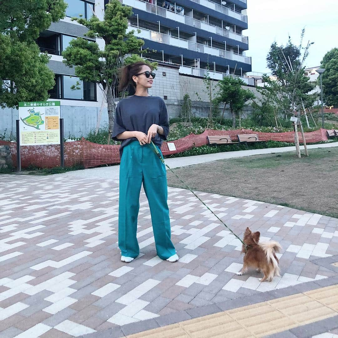 近藤千尋さんのインスタグラム写真 - (近藤千尋Instagram)「GW最終日はまったりお散歩🐶👧 娘との公園は走り回るので エアリフトを履ける時期が来て嬉しい🥰 明日から仕事の人、学校の人が 多いと思いますが、 頑張りましょう❤️✨ お誕生日コメント 沢山ありがとうございました🥰  #パンツの丈が長過ぎて #いつもだいたいウエストを折る 笑」5月6日 18時56分 - chipichan.1215