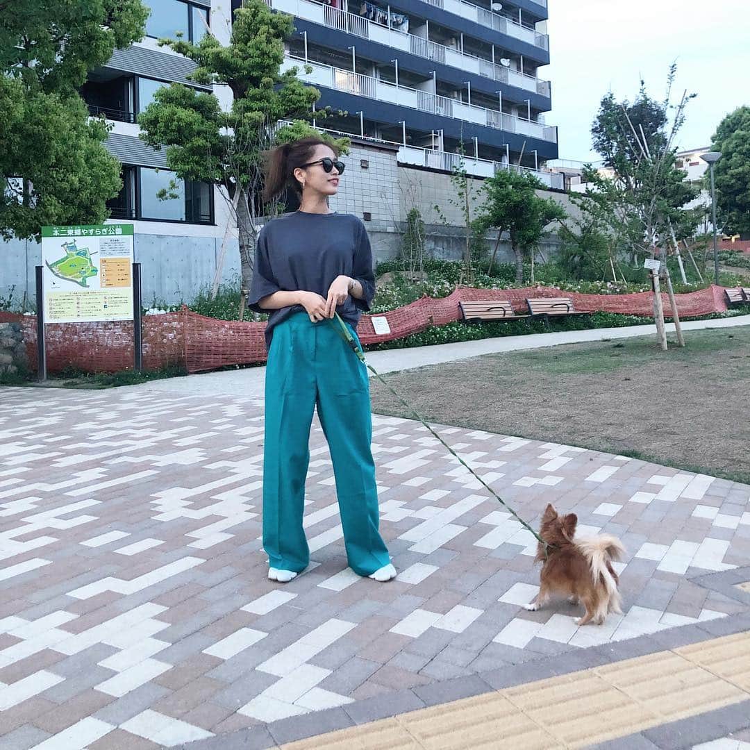 近藤千尋のインスタグラム：「GW最終日はまったりお散歩🐶👧 娘との公園は走り回るので エアリフトを履ける時期が来て嬉しい🥰 明日から仕事の人、学校の人が 多いと思いますが、 頑張りましょう❤️✨ お誕生日コメント 沢山ありがとうございました🥰  #パンツの丈が長過ぎて #いつもだいたいウエストを折る 笑」