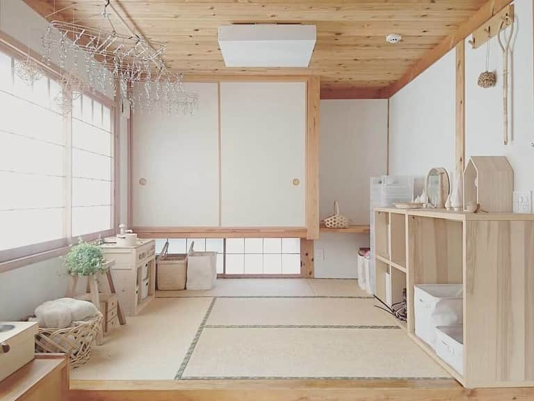 ムクリ［mukuri］さんのインスタグラム写真 - (ムクリ［mukuri］Instagram)「自由度が高くリビングをスッキリ保ってくれる和室～ぬくもりと成長を楽しめる木の家（yu_mi_hoさん）〜﻿ ﻿ 夏は涼しく、冬は暖かい。﻿ クッション性もある畳は、こどもを遊ばせたり寝ころんだりと、和室は気持ちが良い場所です。﻿ ﻿ 最近では和室を取り入れないケースも増えてきましたが、いぐさの香りや質感といった、幼い時に慣れ親しんだ空間があります。﻿ ﻿ ﻿ ご主人が寝転びながら休息するスペースとして、また、こども達にも和室の良さを感じて欲しいという想いから取り入れたyu_mi_hoさん。﻿ ﻿ 小上がりにし、収納スペースをつくることでリビングをすっきり保ったり、吊り押入れにし、地窓を採用することで明るさや効率的な換気を実現したり。﻿ ﻿ また、従来の押入れは奥行きがあり、贅沢な空間をうまく活用できなかった経験を活かし、奥行きを浅めにした点もポイントです。﻿ ﻿ ﻿ そんな工夫の詰まった和室は、現在こどもの遊び場と身支度コーナーとして活用されています。﻿ ﻿ 暮らしに合わせて変化していける和室、実用性も高くとっても素敵です。﻿ ﻿ @yu_mi_ho さん﻿ ありがとうございました♪﻿ ﻿ ﻿ ﻿ #和室 #小上がり和室 #木の家 #自然素材の家 #インテリア #interior #畳 #子供部屋 #新築 #新築一戸建て #マイホーム #マイホーム計画 #マイホーム記録 #家 #おうち #おしゃれな家 #家づくり#注文住宅 #マンションインテリア #ナチュラルインテリア #収納 #整理収納 #マンション暮らし #こどもと暮らす #ムクリ #くらしの編集  #暮らしを楽しむ #すっきり暮らす #日々の暮らし #シンプルな暮らし」5月6日 19時08分 - mukuri_official
