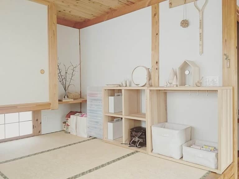 ムクリ［mukuri］さんのインスタグラム写真 - (ムクリ［mukuri］Instagram)「自由度が高くリビングをスッキリ保ってくれる和室～ぬくもりと成長を楽しめる木の家（yu_mi_hoさん）〜﻿ ﻿ 夏は涼しく、冬は暖かい。﻿ クッション性もある畳は、こどもを遊ばせたり寝ころんだりと、和室は気持ちが良い場所です。﻿ ﻿ 最近では和室を取り入れないケースも増えてきましたが、いぐさの香りや質感といった、幼い時に慣れ親しんだ空間があります。﻿ ﻿ ﻿ ご主人が寝転びながら休息するスペースとして、また、こども達にも和室の良さを感じて欲しいという想いから取り入れたyu_mi_hoさん。﻿ ﻿ 小上がりにし、収納スペースをつくることでリビングをすっきり保ったり、吊り押入れにし、地窓を採用することで明るさや効率的な換気を実現したり。﻿ ﻿ また、従来の押入れは奥行きがあり、贅沢な空間をうまく活用できなかった経験を活かし、奥行きを浅めにした点もポイントです。﻿ ﻿ ﻿ そんな工夫の詰まった和室は、現在こどもの遊び場と身支度コーナーとして活用されています。﻿ ﻿ 暮らしに合わせて変化していける和室、実用性も高くとっても素敵です。﻿ ﻿ @yu_mi_ho さん﻿ ありがとうございました♪﻿ ﻿ ﻿ ﻿ #和室 #小上がり和室 #木の家 #自然素材の家 #インテリア #interior #畳 #子供部屋 #新築 #新築一戸建て #マイホーム #マイホーム計画 #マイホーム記録 #家 #おうち #おしゃれな家 #家づくり#注文住宅 #マンションインテリア #ナチュラルインテリア #収納 #整理収納 #マンション暮らし #こどもと暮らす #ムクリ #くらしの編集  #暮らしを楽しむ #すっきり暮らす #日々の暮らし #シンプルな暮らし」5月6日 19時08分 - mukuri_official