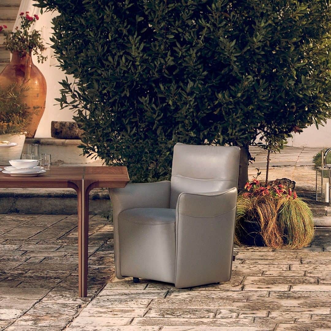 Natuzzi Officialさんのインスタグラム写真 - (Natuzzi OfficialInstagram)「Inspired by the Apulian nature, our soft Mama dining chair features a floral design that evokes the outline of petal. #Natuzzi #NatuzziItalia #comfort #elegance #design #lifestyle #style #fashion #furniture #homefurniture #puglia #apulia #madeinitaly #living #interiordesign #decor #homedesign #inspiration #instadesign #italianstyle #homedecor」5月6日 19時00分 - natuzzi