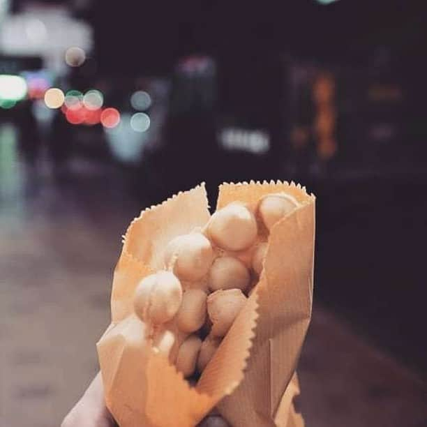 Discover Hong Kongさんのインスタグラム写真 - (Discover Hong KongInstagram)「Ever tried Hong Kong’s iconic mini egg puffs? 這就是香港著名街頭小吃：雞蛋仔！大家試過沒有﹖ 📷: @yctjoe #DiscoverHongKong #repost」5月6日 19時01分 - discoverhongkong