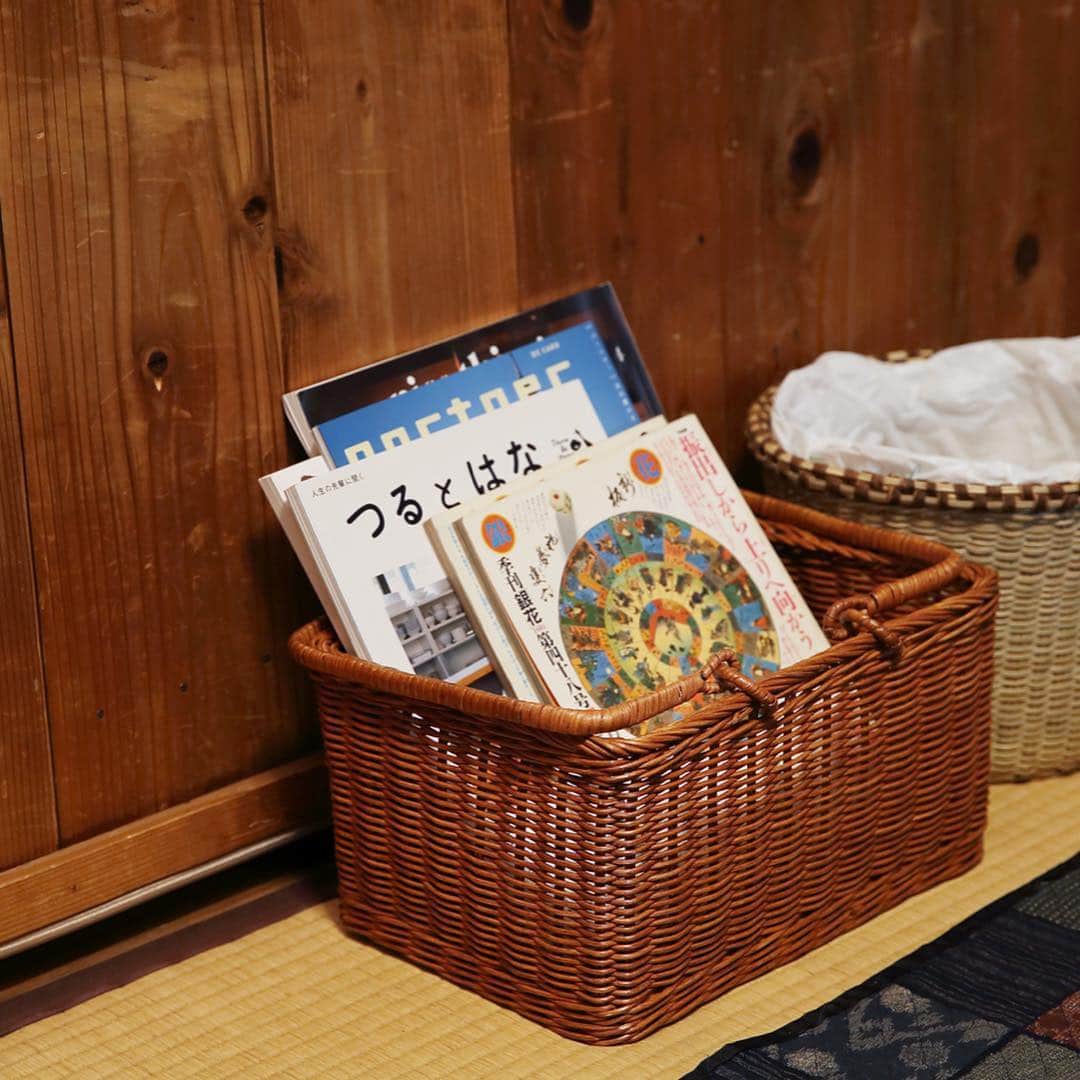 ナチュランさんのインスタグラム写真 - (ナチュランInstagram)「［ 連載 ］松野家の暮らし　その1. かごとざる﻿ ﻿ 1945年創業。東京の下町・馬喰町で70年続く卸問屋であり、現在は荒物を扱う雑貨店として知られる『暮らしの道具 松野屋』。﻿ 店主・松野弘さん、きぬ子さんに教わる、昔ながらの道具の使い方を連載企画でお届けしていきます。﻿ ﻿ 第1回は、かごとざるを、いまの暮らしに取り入れるには……？ ﻿ ﻿ ﻿ -----------﻿ 松野家では、あらゆるものの収納、整理整頓に、かごが使われています。﻿ ﻿ 階段の途中、ほっと心なごむ緑のいろどりにも、かご。﻿ 鉢や受け皿をそのまま置くよりも床に傷がつきにくく、お部屋との境目をじんわりやわらかくにじませてくれます。﻿ ﻿ すぐに使い切ったり食べきったりできない食品類の保存にも、かごはうってつけ。﻿ ﻿ ヤシでしっかりと丁寧に編まれたマルシェかごは、おでかけバッグにも、野菜をストックしても、写真のようにお洗濯グッズをざくざく放り込んでもいい、まさにさまざまな使い途に引っ張りだこな万能かごです。﻿ ﻿ ﻿ かごに負けず劣らず、松野家の暮らし、食事の支度になくてはならない、ざる。﻿ 大きさや深さ、目の粗さが異なるたくさんの中から、扱う食材に合わせて一番使いやすいざるを選んでいるという、きぬ子さん。﻿ ﻿ ビギナーさんにおすすめなのが、食卓にのぼる食器代わりに、写真のようにして焼き立てのパンをのせる使い方。﻿ 蒸気を逃がしてくれるので、食べる直前までサクサクッとおいしい歯ごたえを保ってくれます。﻿ ﻿ パンのほかにも、おむすびをのせたり、汁気のないおかずを盛りつけしたり。﻿ Instagramでいろいろなアイディアを凝らした使い方が投稿されていますので、ぜひご参考ください。#角盆ざる﻿ うつわが並ぶ食卓のなかで、いいアクセントにもなってくれます。﻿ ﻿ 岩手県伝統の竹細工技法を用いてつくられた、箕ざる（みざる）。﻿ 片口なので水切りしたお米や豆などをお鍋に移したり、お蕎麦やうどんをうつわへ移すのにも便利。弾力がありしなやかで非常に丈夫です。﻿ ステンレスのざるだと研ぐ最中にお米が削れてしまう場合もあるそうですが、竹のざるはその心配がなく、口当たりのよいふっくらしたごはんに炊き上がります。﻿ ﻿ 竹は使い込むうちに、青みから黄色へ、その後も色が深く変化して、愛着が増していきます。丈夫で長持ち、使い込むほど味がでる、暮らしの道具です。 ﻿﻿﻿﻿ ﻿ ﻿ -----------﻿﻿﻿﻿ #lifewear #fashion #今日のコーデ #コーディネート #ファッション #ナチュラル #ナチュラン #natulan #日々の暮らし #暮らしを楽しむ #シンプルライフ #シンプルコーデ #シンプル #初夏コーデ #休日コーデ #令和初 #母の日 #母の日のプレゼント #大人女子 #松野家の暮らし #かご #ざる #箕ざる #みざる #ナチュラン特選 #松野屋 #暮らしの道具 #matsunoya #matsunoyatokyo @matsunoyatokyo @yanaka_matsunoya」5月6日 19時03分 - natulan_official