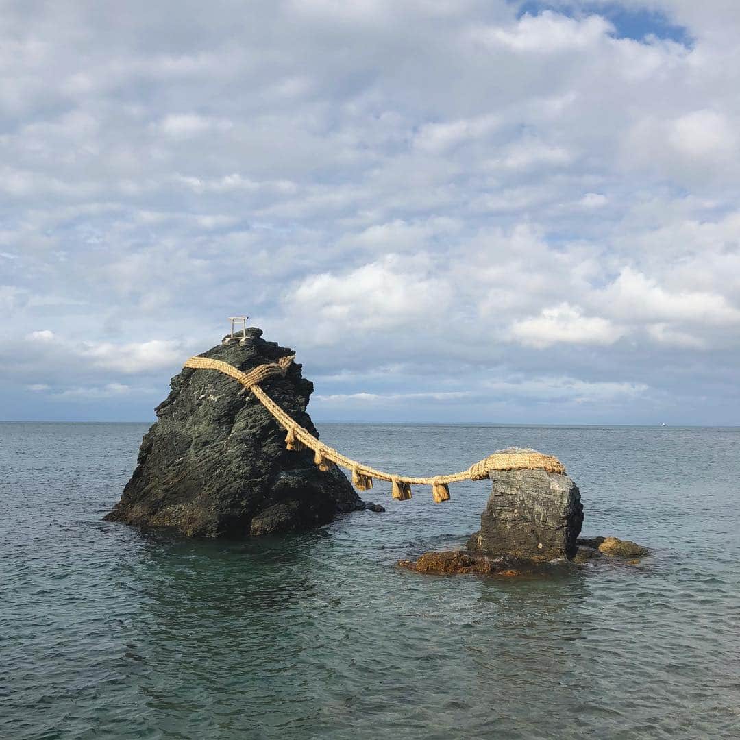 のインスタグラム：「おかげ横丁の後は夫婦岩🐥」