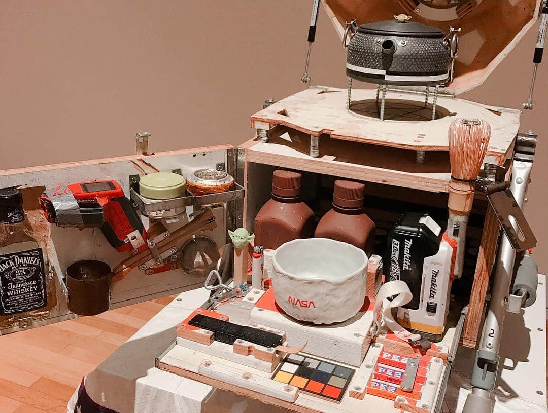 桝田沙也香さんのインスタグラム写真 - (桝田沙也香Instagram)「* 🇺🇸🇺🇸🇺🇸🇺🇸🇺🇸🇺🇸 トム・サックス ティーセレモニー 🇺🇸🇺🇸🇺🇸🇺🇸🇺🇸🇺🇸 * お庭や茶室に備わっているアイテムの要素が 全て彼によって解釈し直されて、作られています。  彼の茶道への情熱、リサーチがとても伝わる個展🎨 私たちの方が、 茶の湯にまつわる知識を試される展覧会でもあるなと。 パロディの元となる本物が分かってこそ 楽しめる部分がたくさん！ * こんなにドキドキワクワクが 止まらなかった展覧会は初めてかもしれない。 * #TomSachs #トムサックスティーセレモニー #アート部 #現代アートがすき」5月6日 19時05分 - sayaka0masuda