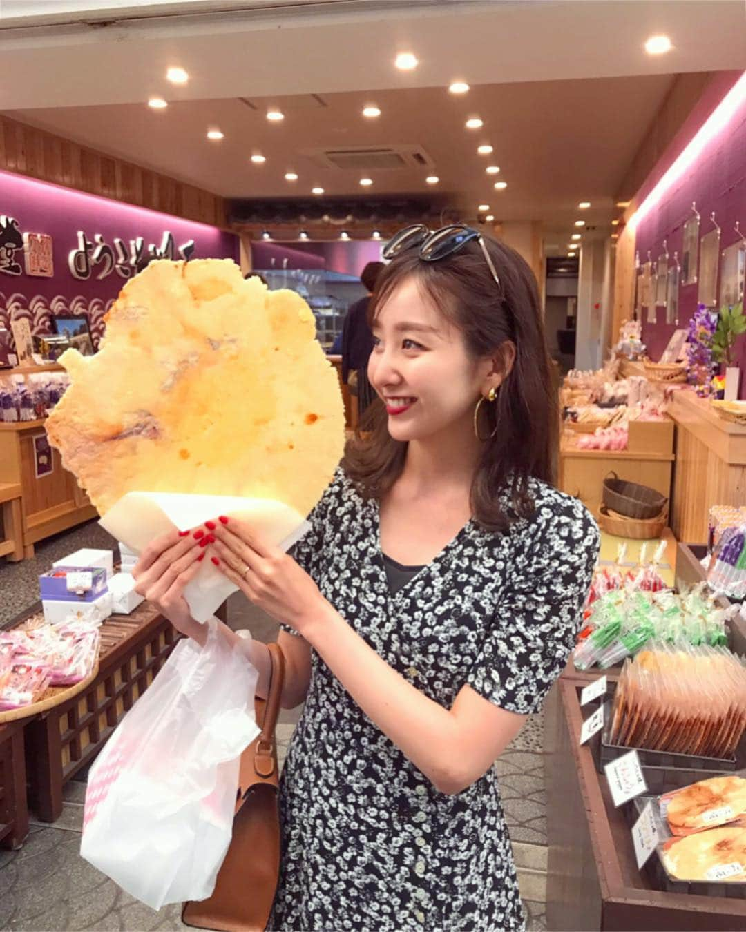 西村彩香さんのインスタグラム写真 - (西村彩香Instagram)「. . #カレーEXPO でカレー食べて #ともみジェラート 食べて #no123マフィン のマフィン買って #巨大たこせんべい 食べて #くるみや のソフトクリーム食べて 焼肉食べて 駄菓子で締める . . 食いしん坊#ateam の日曜日🐷 . . こんなに大きいたこせんべいは初めてです🐙 . . #小顔効果#たこせんべい#明石#ateam」5月6日 19時05分 - leimoni_n