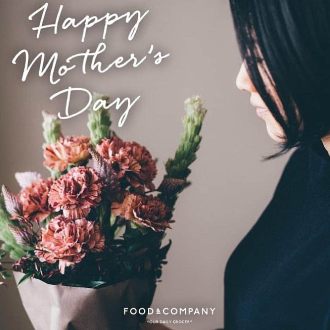 FOOD&COMPANYさんのインスタグラム写真 - (FOOD&COMPANYInstagram)「. . Happy Mother’s Day ギフトフェア2019 2019.5.6-12 @FOOD&COMPANY 全店 . .  2019年の母の日は、5月12日。今年はどのように日頃の感謝の気持ちをお伝えする予定でしょうか？  FOOD&COMPANYではみなさまの「お母さん」に笑顔になってもらえるよう、"forager"のドライフラワーのブーケや"go!maffins go!"のクッキーセットなど、母の日に向けた様々なギフトをご提案。学芸大学店では、きのね堂のアソートセットもご用意する予定です。  フェア期間中に限り、税込1000円以上のご購入でカジュアルラッピングを、税込3000円以上のご購入でボックスタイプのギフトラッピング（通常324円）を無料で承ります。  この機会に、ぜひギフトを選びに来てくださいね。みなさまのお越しをお待ちしております。  #foodandcompany #フードアンドカンパニー #学芸大学 #母の日 #mothersday #ギフト #お母さんいつもありがとう」5月6日 19時06分 - foodandcompany_grocery