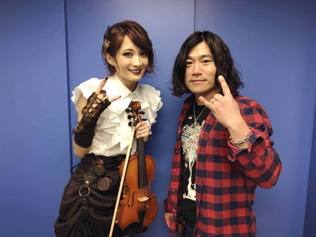 AYASAさんのインスタグラム写真 - (AYASAInstagram)「今回のライブにZENTAさん(@zenta_guitar )が遊びに来てくれました🎸✨ . ZENTAさんが生み出して下さった曲たちの破壊力は凄まじいのです👑 これからも大切に&沢山弾きまくっていきます🎻✨ ・ ・ #zenta #chronicle1 #chronicle #rebirth #代わり映えのしない日々 #千年ワルツ #rosenkreutz #我愛你」5月6日 19時16分 - ayasa_doya