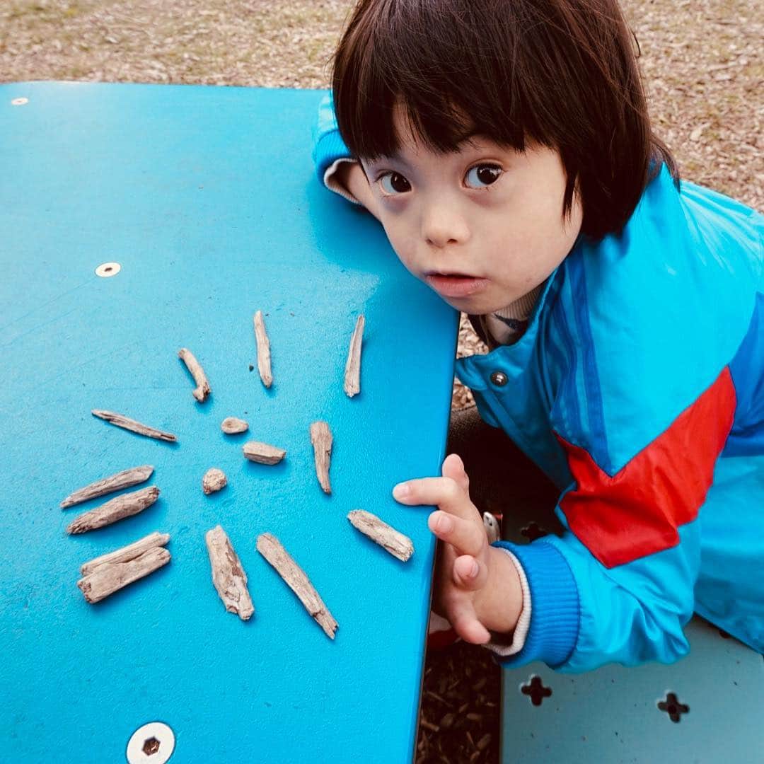 龍円愛梨さんのインスタグラム写真 - (龍円愛梨Instagram)「🦁 LION created by Nico.  せっかくアスレチックの有る公園に来たのに、まったく遊具で遊ばないニコ。ライオンを作りました。」5月6日 19時17分 - airi_ryuen