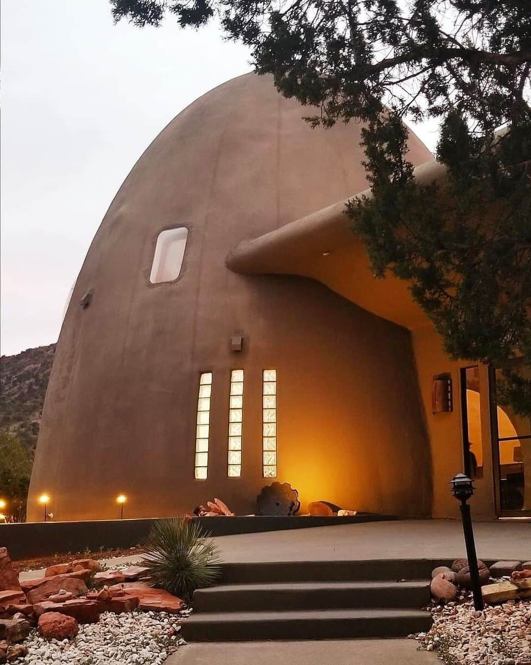 Airbnbさんのインスタグラム写真 - (AirbnbInstagram)「When you’re sitting around the sunken table of your dedicated dining dome, gazing up at Wild Horse Mesa, you can feel like you’re on a different, slightly more magical planet. But Superhost Laura’s unique compound puts you close to plenty of down-to-earth pleasures, too, like the eclectic shops, cafes and farmers market just up the street at The Collective.  Photo: @barg.katrina」5月6日 19時10分 - airbnb