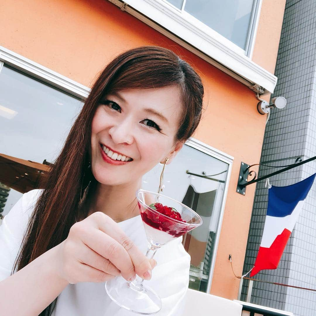 里井真由美さんのインスタグラム写真 - (里井真由美Instagram)「🇫🇷ミシュラン フレンチ「ナベノイズム」のデザートたち。お店は浅草・駒形で 東京スカイツリーが眺められる隅田川沿い。 ・ ・ テラス席が心地よく、南フランスみたいな中、頂いたスイーツも南仏のヌガーグラッセ ・ ・ 小菓子にはカヌレ、マカロン、コーヒーの生キャラメル ・ ・ いちごと山椒の香りと共にコンポート、ハイビスカスのグラニテ🌺 ・ ・ 先日 更新した「ビゴ東京」さんの ガレット デ 令和 を差し入れ〜 おいしく楽しい 令和 初ミシュランフレンチになりました🇫🇷 ・ ・ #ナベノイズム#ミシュラン#1級フードアナリスト里井真由美 #nabenoism#ミシュランフレンチ#フレンチ」5月6日 19時14分 - mayumi.satoi