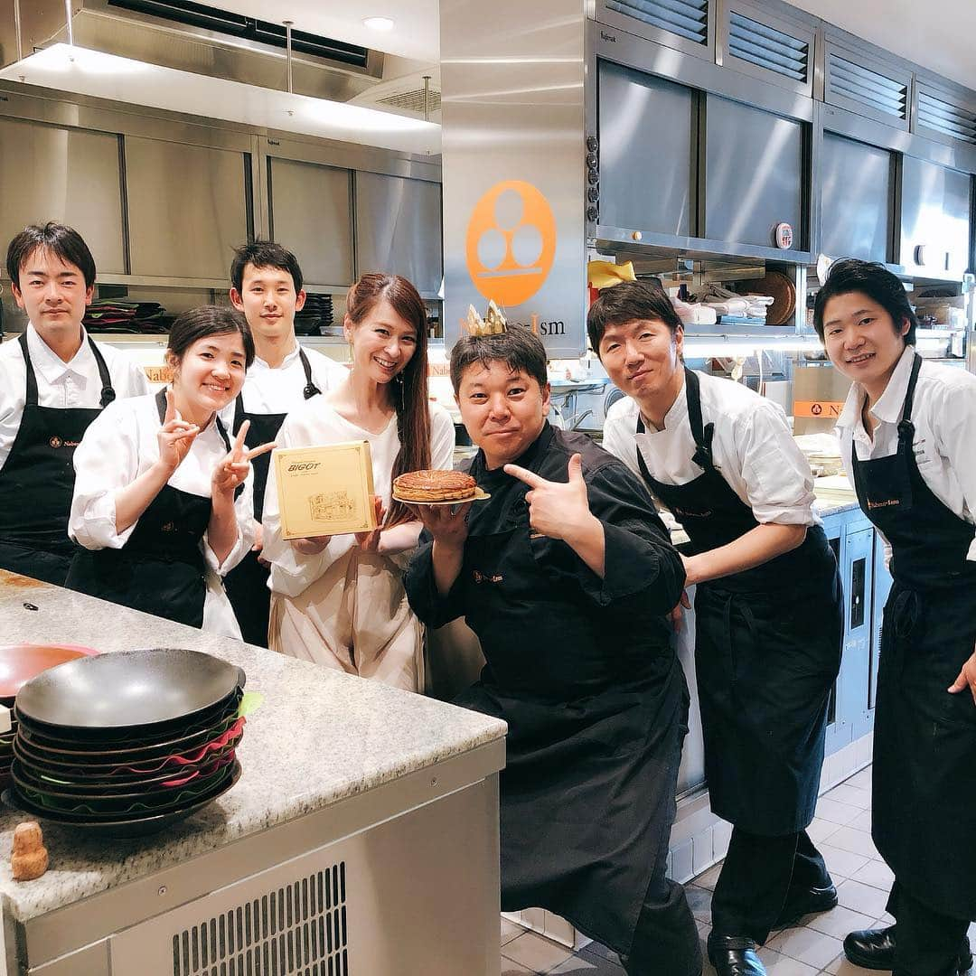 里井真由美さんのインスタグラム写真 - (里井真由美Instagram)「🇫🇷ミシュラン フレンチ「ナベノイズム」のデザートたち。お店は浅草・駒形で 東京スカイツリーが眺められる隅田川沿い。 ・ ・ テラス席が心地よく、南フランスみたいな中、頂いたスイーツも南仏のヌガーグラッセ ・ ・ 小菓子にはカヌレ、マカロン、コーヒーの生キャラメル ・ ・ いちごと山椒の香りと共にコンポート、ハイビスカスのグラニテ🌺 ・ ・ 先日 更新した「ビゴ東京」さんの ガレット デ 令和 を差し入れ〜 おいしく楽しい 令和 初ミシュランフレンチになりました🇫🇷 ・ ・ #ナベノイズム#ミシュラン#1級フードアナリスト里井真由美 #nabenoism#ミシュランフレンチ#フレンチ」5月6日 19時14分 - mayumi.satoi