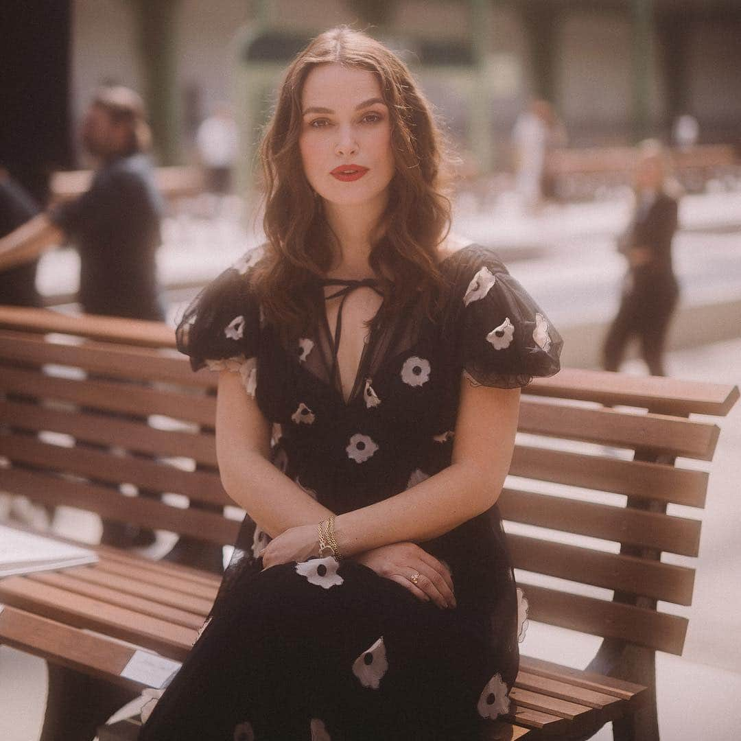 シャネルさんのインスタグラム写真 - (シャネルInstagram)「Actress and House ambassador Keira Knightley took her seat at the #CHANELCruise show in Paris. #CHANEL #KeiraKnightley」5月6日 19時15分 - chanelofficial