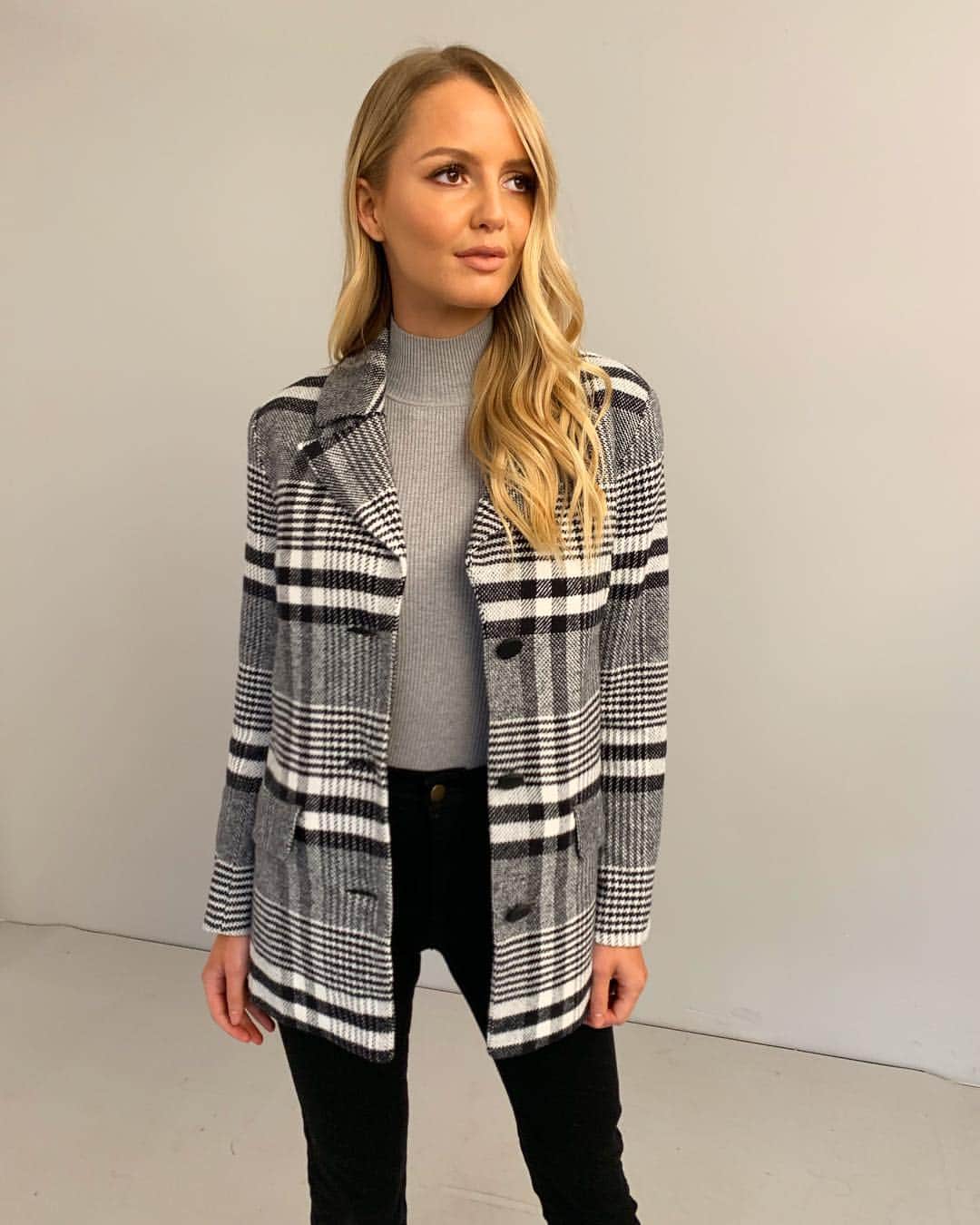 KOOKAI さんのインスタグラム写真 - (KOOKAI Instagram)「Winter essentials ✔️ Tap to shop the McKenzie check coat & Lola knit Top, new to boutiques and online •• #kookai #kookaiaw19」5月6日 19時23分 - kookai_australia