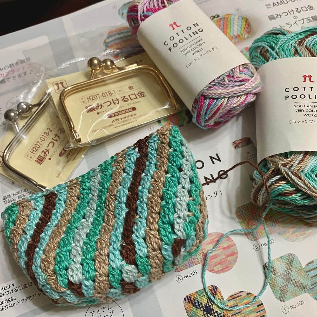 野間美由紀さんのインスタグラム写真 - (野間美由紀Instagram)「手芸屋さんにハマナカのコットンプーリングと編みつける口金があったのでガマ口を編みました。」5月6日 19時29分 - rose_m