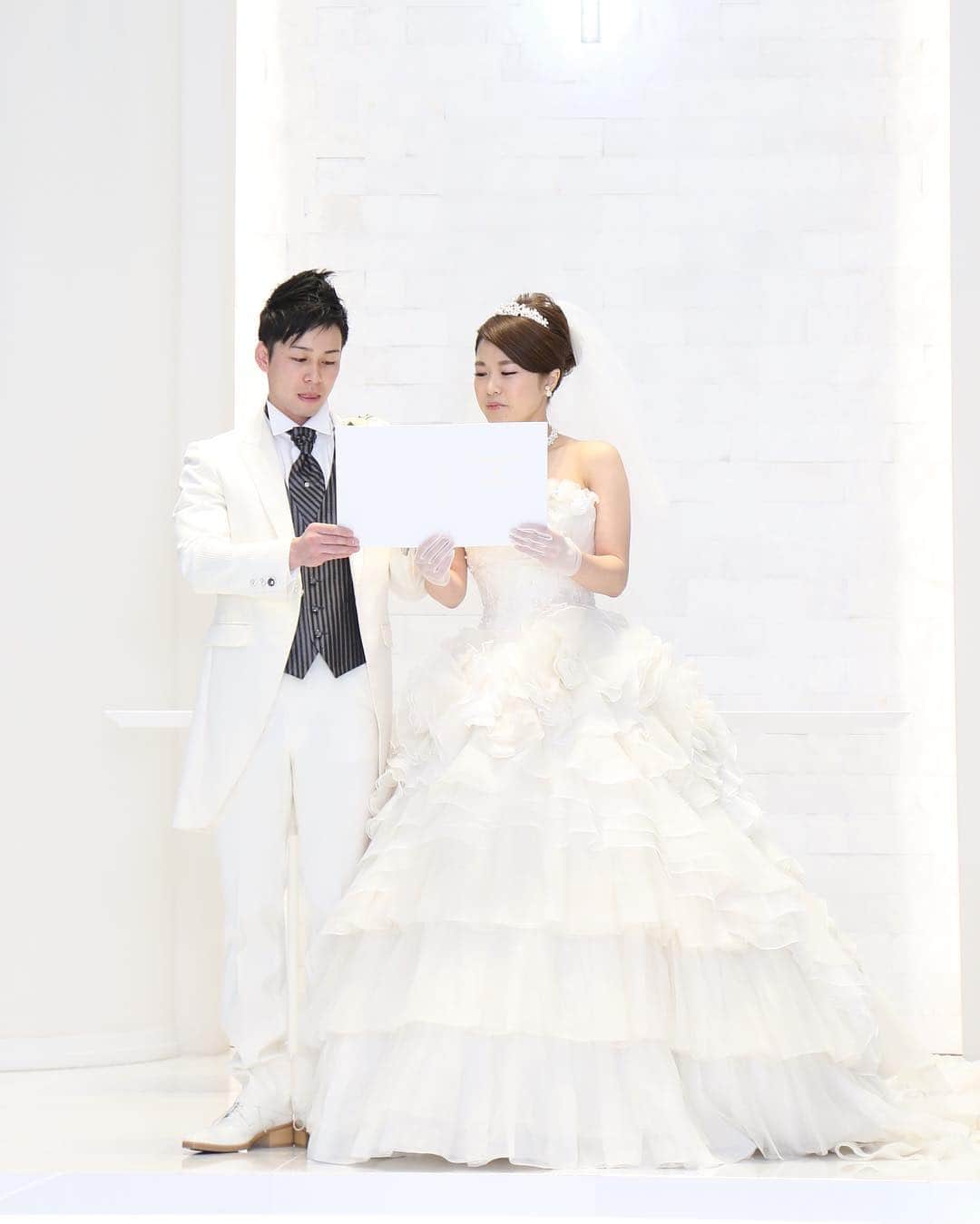 家族挙式さんのインスタグラム写真 - (家族挙式Instagram)「@kazoku_wedding をフォローして、 #家族挙式 でお写真を投稿してくださいね＊* . ------------------- 真っ白なチャペルで誓う永遠の愛♡ 純白のウェディングがよく映えます！ 素敵な会場で素敵な思い出を残しませんか？ ------------------- . ❁テレビCM放映中 ▹▸ ”家族挙式ベスト”なら 【挙式・衣裳・美容・写真】が含まれたプランが97,200円〜叶います＊ ▽予約はTOPのリンクから❁ >>> @kazoku_wedding ------------------- #家族挙式 #ベストアニバーサリー #家族 #Family #家族婚  #bestanniversary #少人数婚 #wedding #ウェディング #結婚式#フォトウェディング #プレ花嫁 #卒花 #日本中のプレ花嫁さんと繋がりたい #花嫁 #卒花嫁 #国内挙式  #結婚式準備 #weddingtbt #プラコレ#Dressy花嫁 #2019年春婚 #2019年夏婚 #2019年秋婚#2019年冬婚 #セントアクアチャペル #ホワイトチャペル#誓いの言葉#永遠の愛」5月6日 19時31分 - kazoku_wedding
