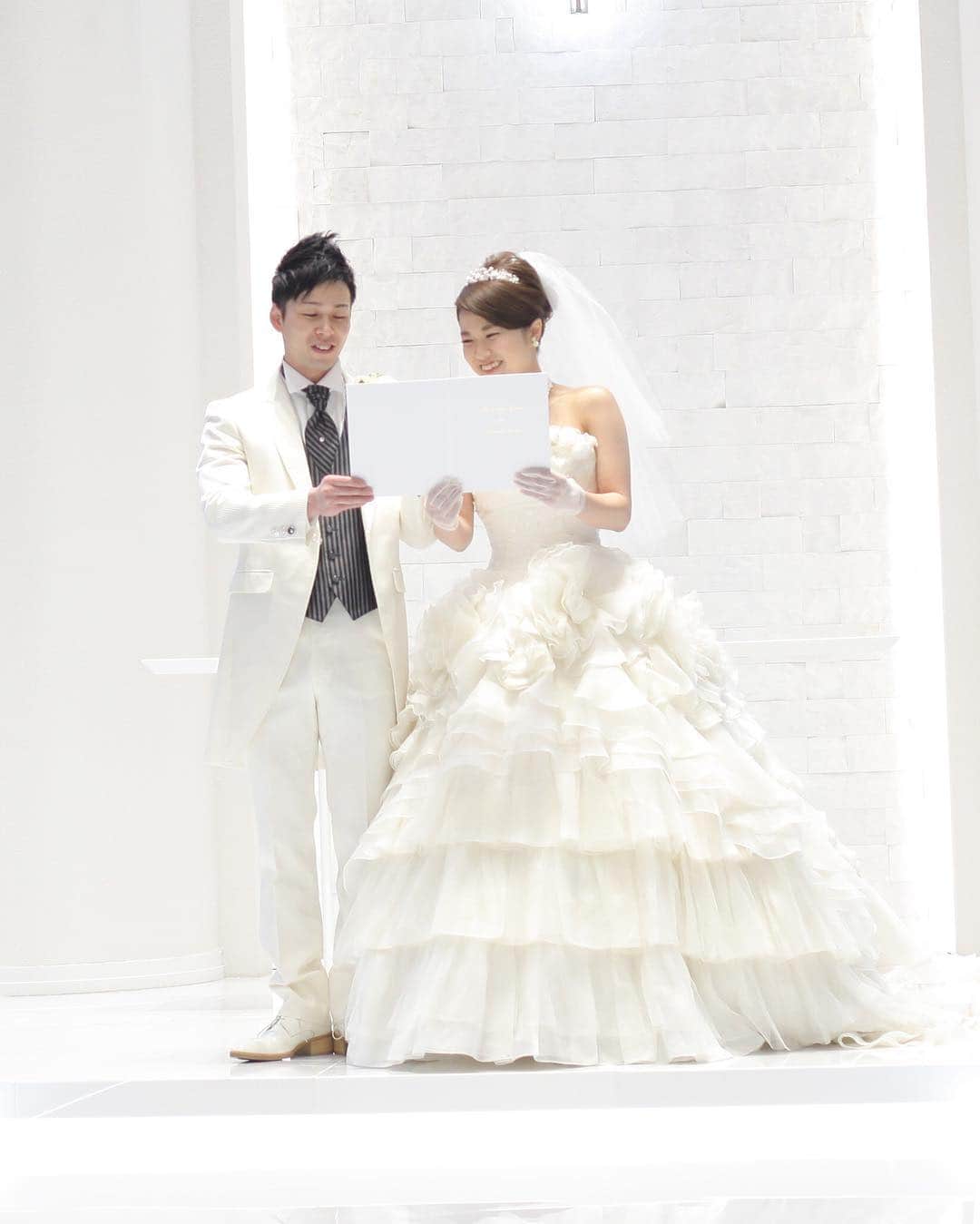 家族挙式さんのインスタグラム写真 - (家族挙式Instagram)「@kazoku_wedding をフォローして、 #家族挙式 でお写真を投稿してくださいね＊* . ------------------- 真っ白なチャペルで誓う永遠の愛♡ 純白のウェディングがよく映えます！ 素敵な会場で素敵な思い出を残しませんか？ ------------------- . ❁テレビCM放映中 ▹▸ ”家族挙式ベスト”なら 【挙式・衣裳・美容・写真】が含まれたプランが97,200円〜叶います＊ ▽予約はTOPのリンクから❁ >>> @kazoku_wedding ------------------- #家族挙式 #ベストアニバーサリー #家族 #Family #家族婚  #bestanniversary #少人数婚 #wedding #ウェディング #結婚式#フォトウェディング #プレ花嫁 #卒花 #日本中のプレ花嫁さんと繋がりたい #花嫁 #卒花嫁 #国内挙式  #結婚式準備 #weddingtbt #プラコレ#Dressy花嫁 #2019年春婚 #2019年夏婚 #2019年秋婚#2019年冬婚 #セントアクアチャペル #ホワイトチャペル#誓いの言葉#永遠の愛」5月6日 19時31分 - kazoku_wedding