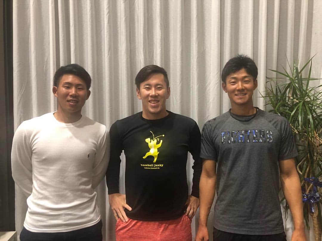 西村天裕のインスタグラム：「5月6日 26歳になりました！！ ファイターズには同じ誕生日の人が4人います！！ 難波侑平、石井一成、荒木二軍監督、そして僕です^ ^  同じ誕生日の人が珍しくて記念に写真撮りました！（寮にいた2人と📷） 26歳もしっかり頑張っていきますので ご声援よろしくお願いいたします！！ いつも頑張れるのは皆さんの声援のおかげです！ありがとうございます。 #5月6日 #石井一成#38#25歳 #難波侑平#55#20歳 #西村天裕#35#26歳 #ZETT#Tシャツ#お気に入り #誕生日3人衆」
