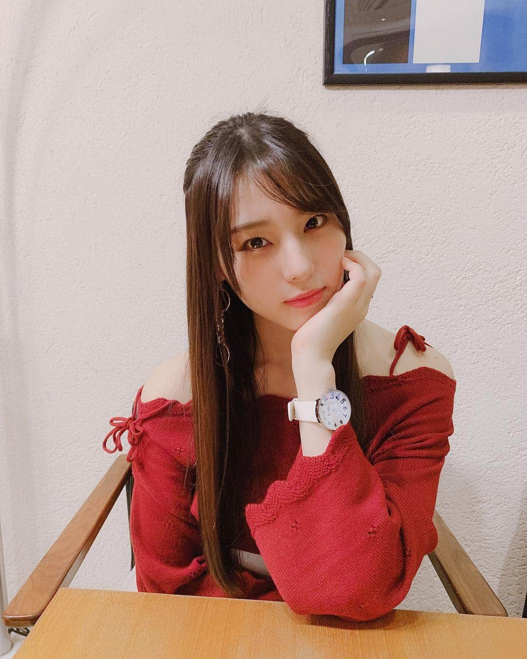 相楽伊織さんのインスタグラム写真 - (相楽伊織Instagram)「⌚︎ もうすっかり春服だ🌷 上着を着ないでいいのはとても楽〜 新しい服買っても昔の洋服とか中々捨てられない． ってありますよね👗 私それあり過ぎてそろそろ整理しなきゃいけない気がしてきました． 断捨離しようかな〜 とか言って#ピアス と新色のネイル欲しい！笑 #klon #腕時計」5月6日 19時51分 - _iorisagara264_