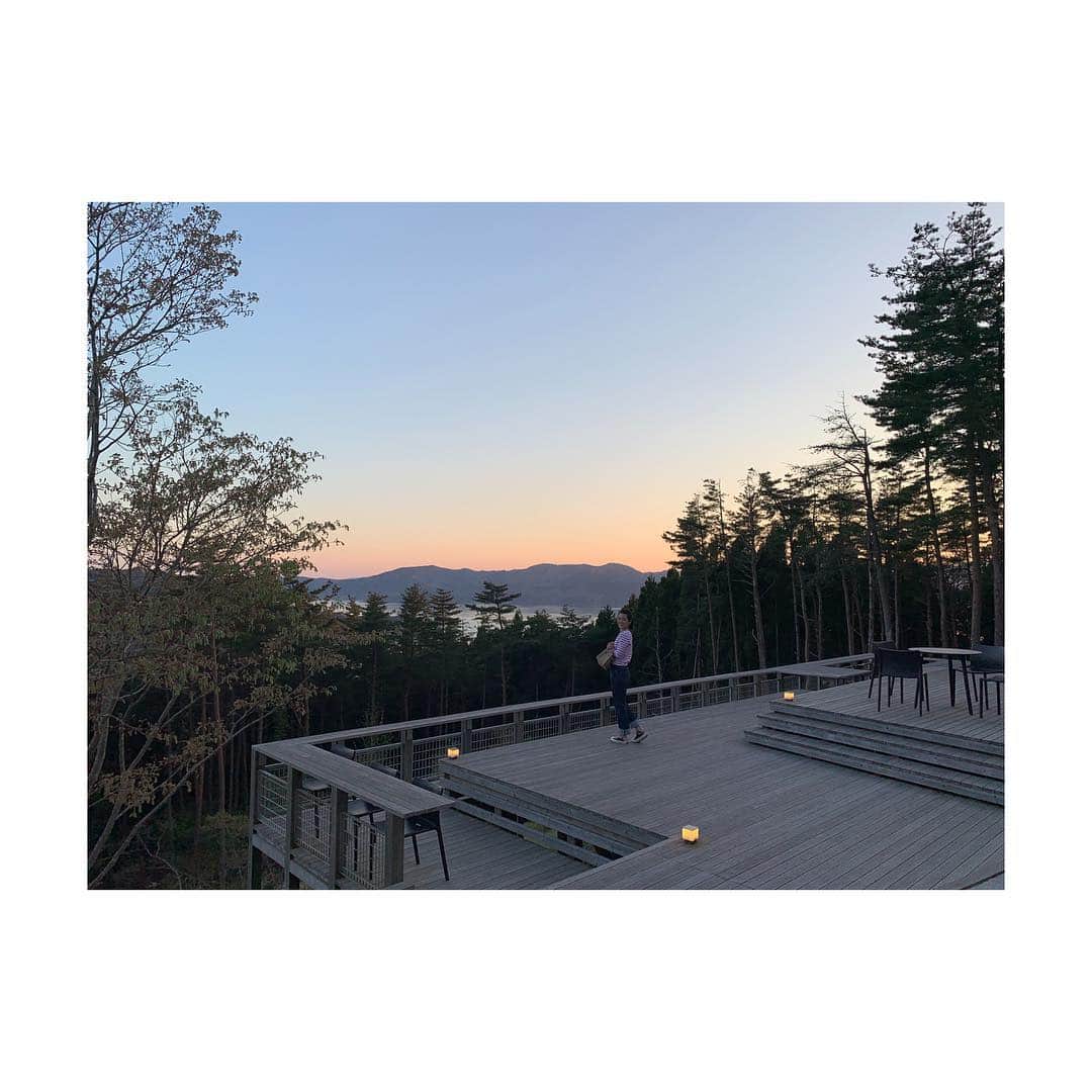 菊地舞美さんのインスタグラム写真 - (菊地舞美Instagram)「⛰ ・ 2連休は陸前高田へ。 ・ 直前に取った「箱根テラス」は360度大自然🏔 ・  夜は空いっぱいに広がる星を見ながらワインを飲み🌠🍷 朝は大自然の中で身体に優しい朝食🍃 ・ ・ 外でワインを飲んでいたら、林の奥からガサガサと聞こえて…背筋が凍りつき…クマだと思って、「どうしようどうしよう戦えない」とビクビクしていたら鹿だった🦌 という思い出もできました😅 ・ ・ お部屋にはテレビはないけど、電波デトックスをしたい方にはオススメです🌿🌱🕊🦌 ・ ・ ___________________________ ・ #箱根山テラス #陸前高田 #電波デトックス #自然 #テレビ無し #音は動物の音だけ #それが怖い笑」5月6日 19時52分 - maimi_kikuchi_reborn
