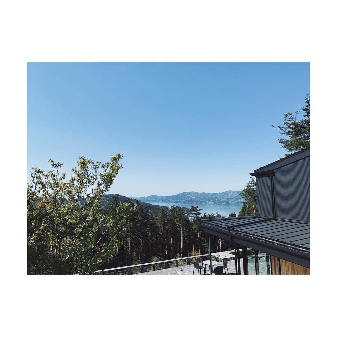 菊地舞美さんのインスタグラム写真 - (菊地舞美Instagram)「⛰ ・ 2連休は陸前高田へ。 ・ 直前に取った「箱根テラス」は360度大自然🏔 ・  夜は空いっぱいに広がる星を見ながらワインを飲み🌠🍷 朝は大自然の中で身体に優しい朝食🍃 ・ ・ 外でワインを飲んでいたら、林の奥からガサガサと聞こえて…背筋が凍りつき…クマだと思って、「どうしようどうしよう戦えない」とビクビクしていたら鹿だった🦌 という思い出もできました😅 ・ ・ お部屋にはテレビはないけど、電波デトックスをしたい方にはオススメです🌿🌱🕊🦌 ・ ・ ___________________________ ・ #箱根山テラス #陸前高田 #電波デトックス #自然 #テレビ無し #音は動物の音だけ #それが怖い笑」5月6日 19時52分 - maimi_kikuchi_reborn