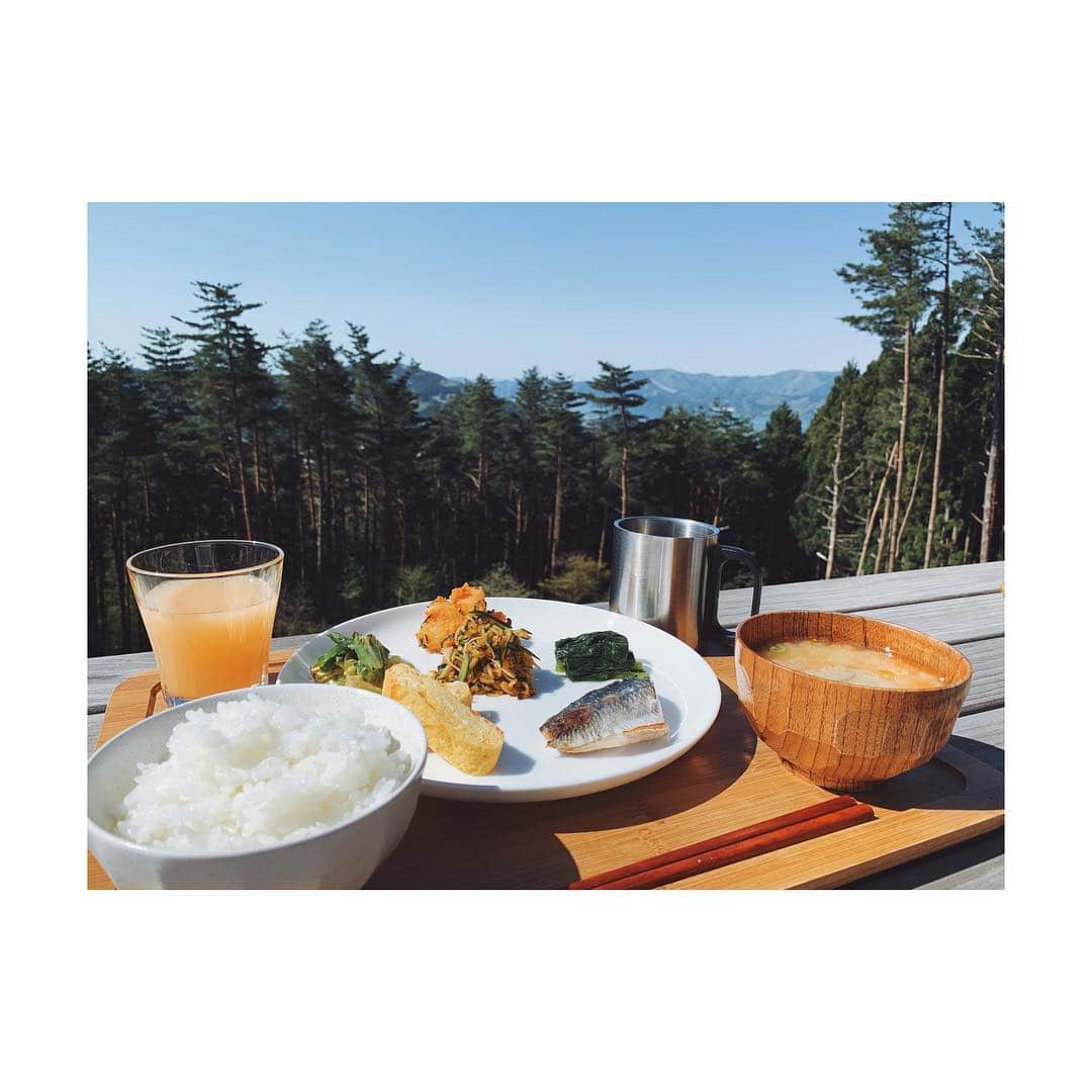 菊地舞美さんのインスタグラム写真 - (菊地舞美Instagram)「⛰ ・ 2連休は陸前高田へ。 ・ 直前に取った「箱根テラス」は360度大自然🏔 ・  夜は空いっぱいに広がる星を見ながらワインを飲み🌠🍷 朝は大自然の中で身体に優しい朝食🍃 ・ ・ 外でワインを飲んでいたら、林の奥からガサガサと聞こえて…背筋が凍りつき…クマだと思って、「どうしようどうしよう戦えない」とビクビクしていたら鹿だった🦌 という思い出もできました😅 ・ ・ お部屋にはテレビはないけど、電波デトックスをしたい方にはオススメです🌿🌱🕊🦌 ・ ・ ___________________________ ・ #箱根山テラス #陸前高田 #電波デトックス #自然 #テレビ無し #音は動物の音だけ #それが怖い笑」5月6日 19時52分 - maimi_kikuchi_reborn