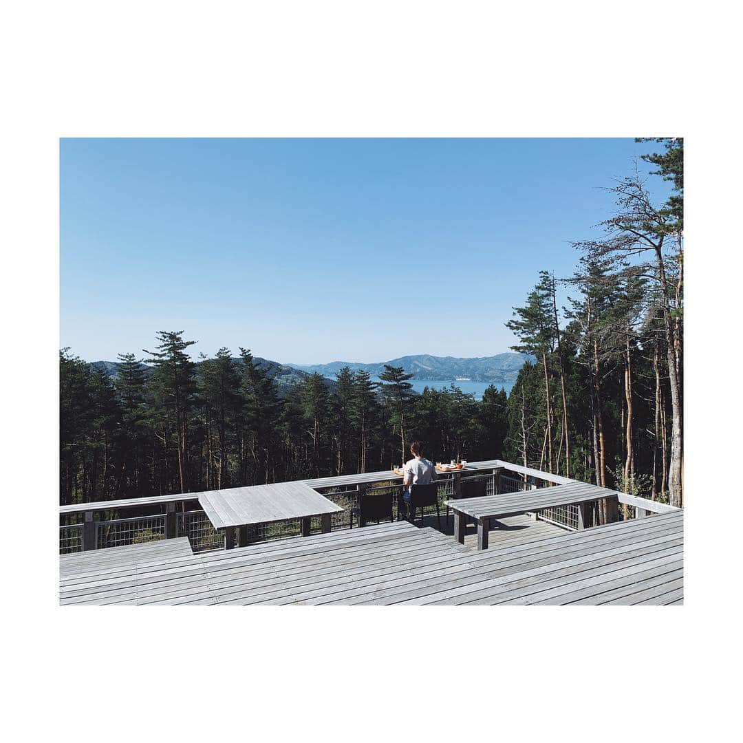 菊地舞美さんのインスタグラム写真 - (菊地舞美Instagram)「⛰ ・ 2連休は陸前高田へ。 ・ 直前に取った「箱根テラス」は360度大自然🏔 ・  夜は空いっぱいに広がる星を見ながらワインを飲み🌠🍷 朝は大自然の中で身体に優しい朝食🍃 ・ ・ 外でワインを飲んでいたら、林の奥からガサガサと聞こえて…背筋が凍りつき…クマだと思って、「どうしようどうしよう戦えない」とビクビクしていたら鹿だった🦌 という思い出もできました😅 ・ ・ お部屋にはテレビはないけど、電波デトックスをしたい方にはオススメです🌿🌱🕊🦌 ・ ・ ___________________________ ・ #箱根山テラス #陸前高田 #電波デトックス #自然 #テレビ無し #音は動物の音だけ #それが怖い笑」5月6日 19時52分 - maimi_kikuchi_reborn