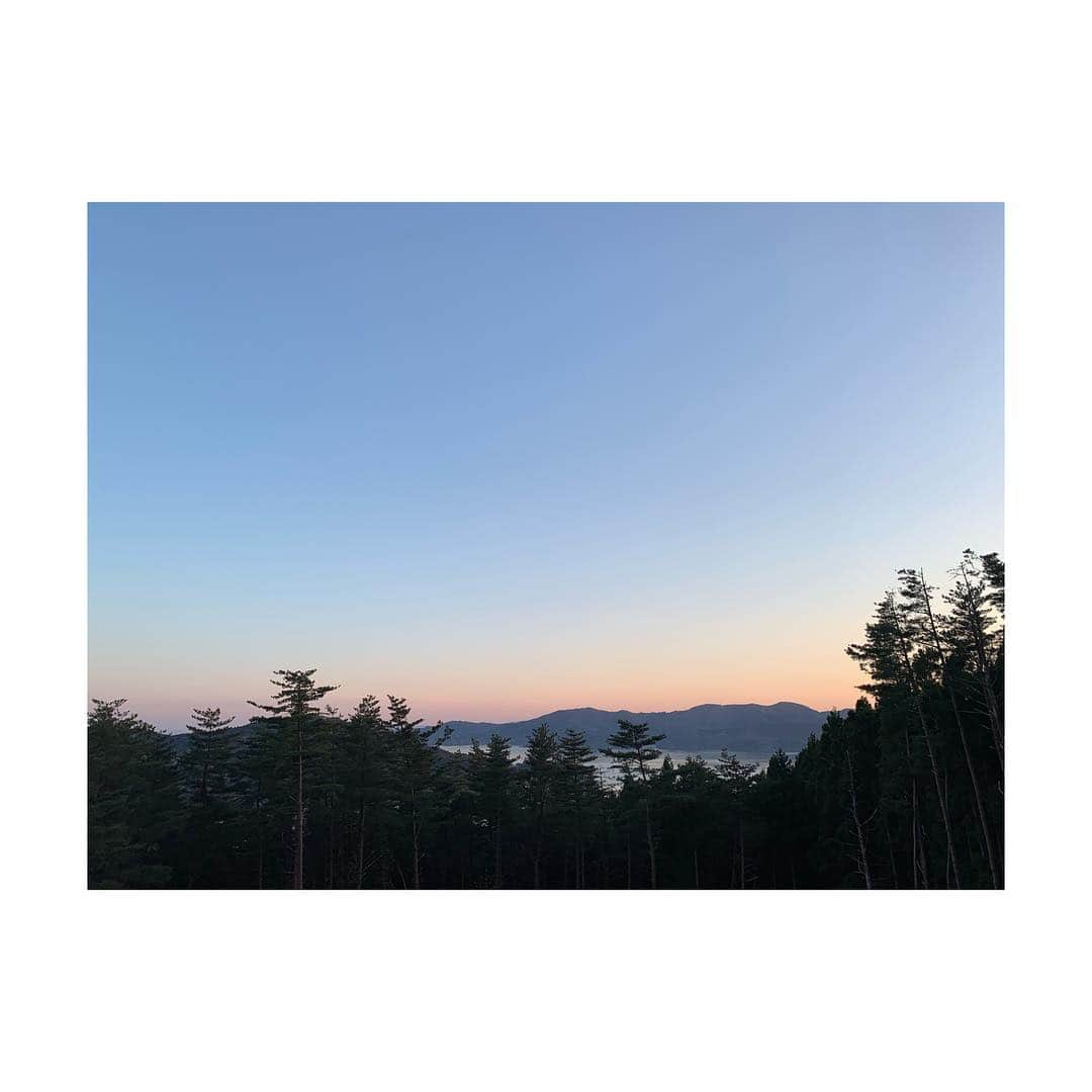 菊地舞美さんのインスタグラム写真 - (菊地舞美Instagram)「⛰ ・ 2連休は陸前高田へ。 ・ 直前に取った「箱根テラス」は360度大自然🏔 ・  夜は空いっぱいに広がる星を見ながらワインを飲み🌠🍷 朝は大自然の中で身体に優しい朝食🍃 ・ ・ 外でワインを飲んでいたら、林の奥からガサガサと聞こえて…背筋が凍りつき…クマだと思って、「どうしようどうしよう戦えない」とビクビクしていたら鹿だった🦌 という思い出もできました😅 ・ ・ お部屋にはテレビはないけど、電波デトックスをしたい方にはオススメです🌿🌱🕊🦌 ・ ・ ___________________________ ・ #箱根山テラス #陸前高田 #電波デトックス #自然 #テレビ無し #音は動物の音だけ #それが怖い笑」5月6日 19時52分 - maimi_kikuchi_reborn